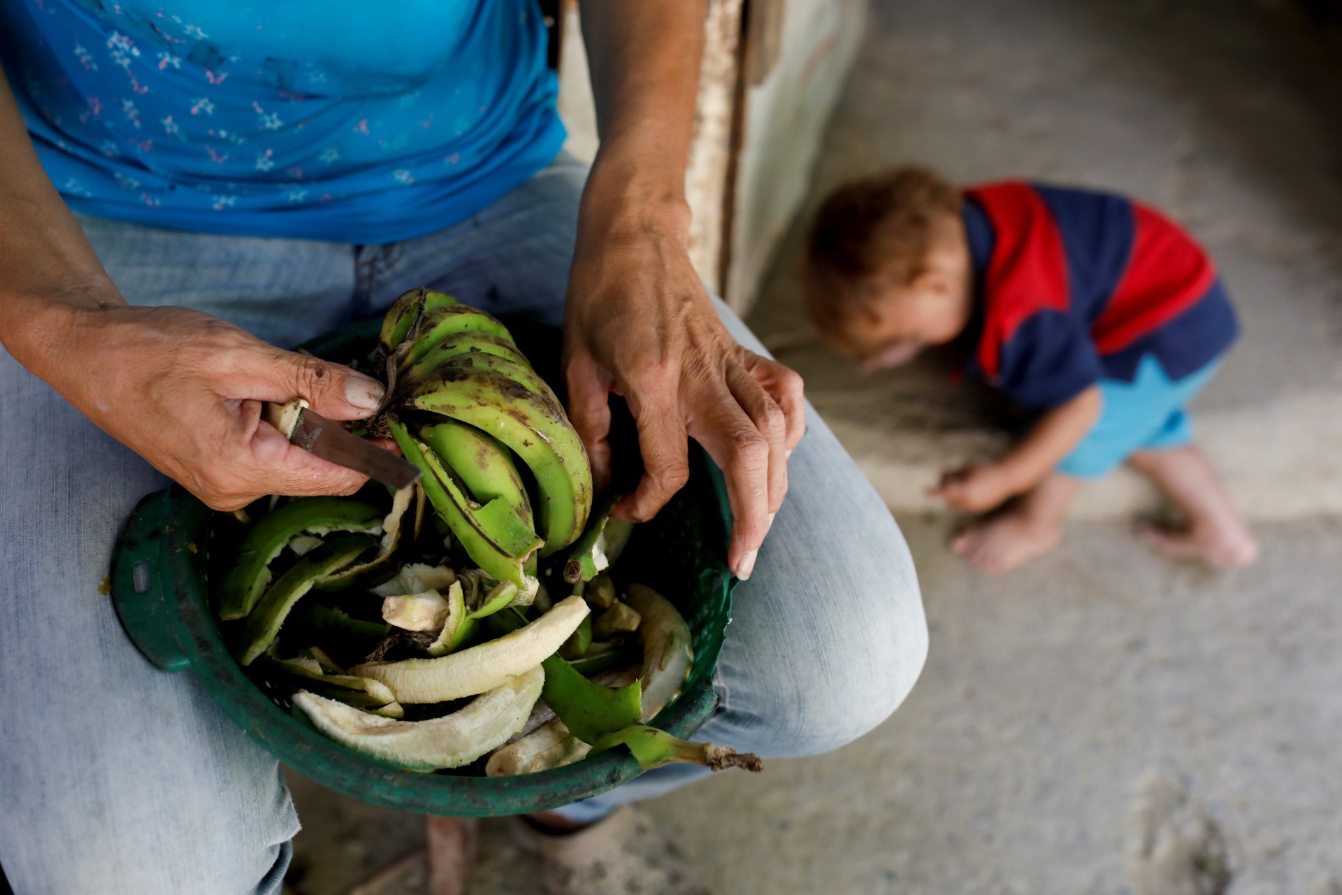 Maira Guitia, la abuela de Yeibe Medina prepara plátanos en su casa cerca de San Francisco de Yare, Venezuela, 20 de febrero de 2019.