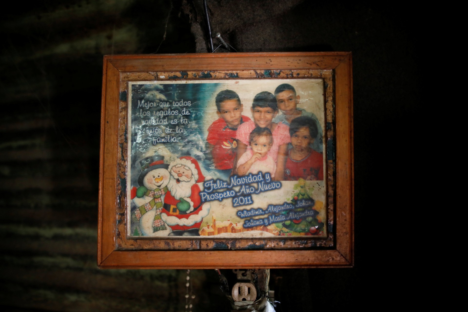 Una fotografía familiar cuelga en la casa de María Guitia cerca de San Francisco de Yare, Venezuela, 20 de febrero de 2019.