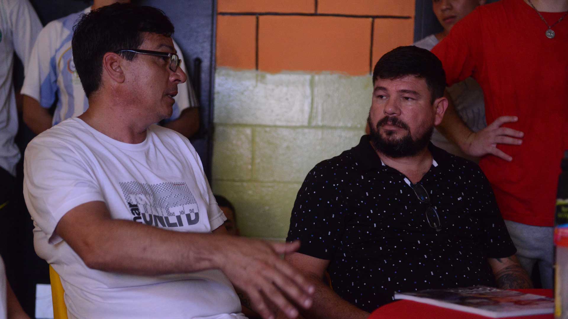 Oscar Cajal y Julio Fuque, durante la visita a la U47, en el pabellón 1. Foto: Fernando Calzada/DEF.