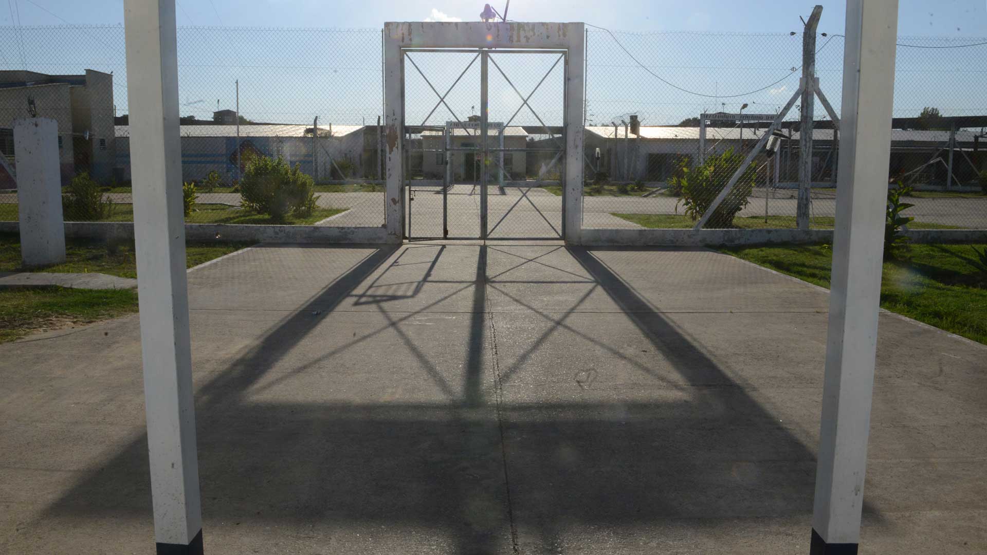 Varias hileras de muros, rejas y alambres de púa entrelazados separan el mundo exterior del carcelario, en el ingreso de la U47. Foto: Fernando Calzada/DEF.