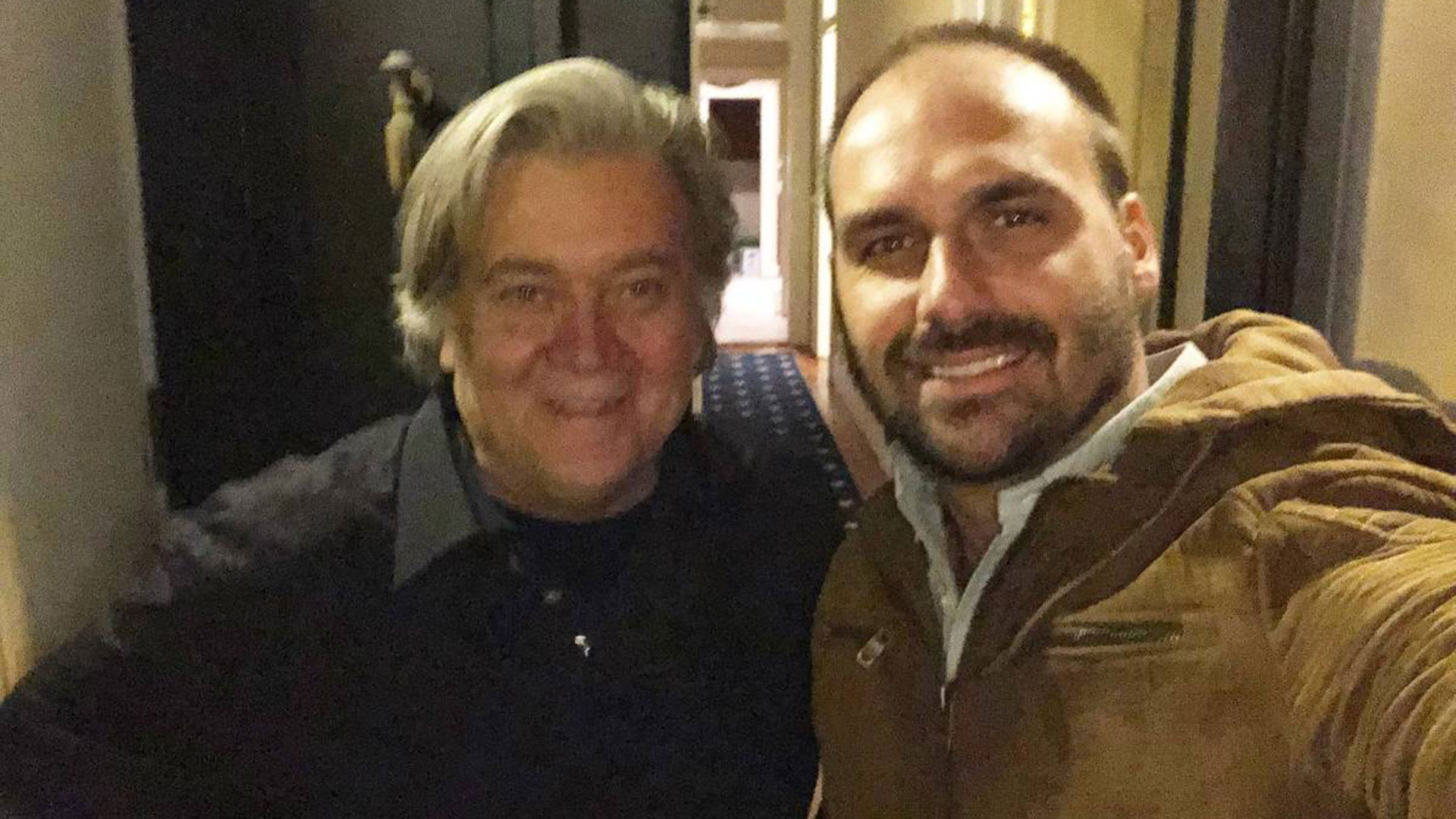 Steve Bannon y Eduardo Bolsonaro en un congreso en Florida en febrero de 2019