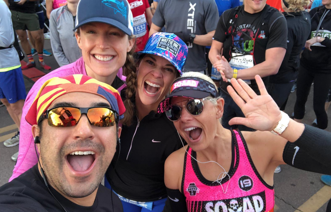 Kyrsten Sinema y otros maratonistas en la competencia Sprouts Mesa-Phoenis (Twitter)