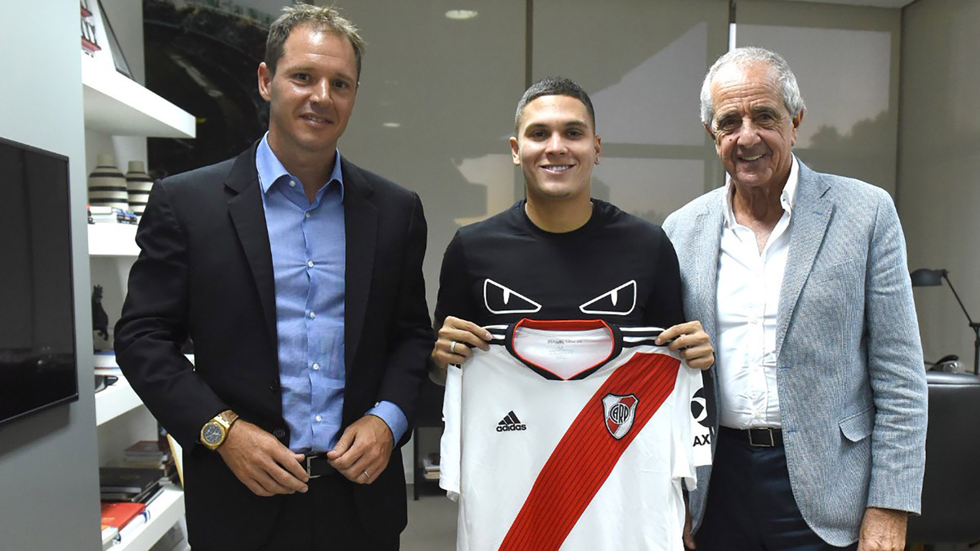 Jorge Brito, vicepresidente primero de River, junto a “Juanfer” Quintero y Rodolfo D’Onofrio (@CARPoficial)
