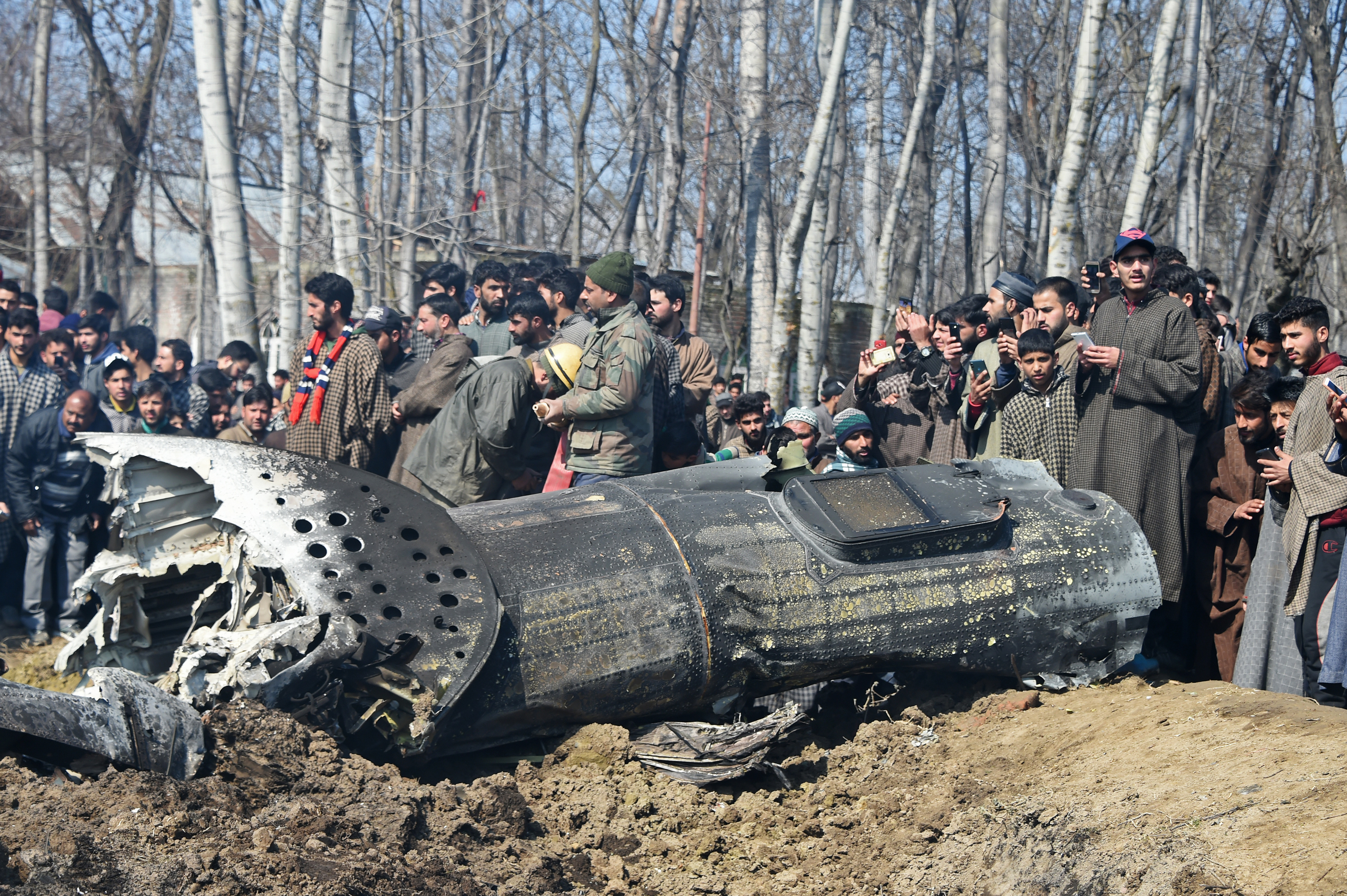 Soldados indios observan una aeronave india derribada por Pakistán en Cachemira (Photo by Tauseef MUSTAFA / AFP)