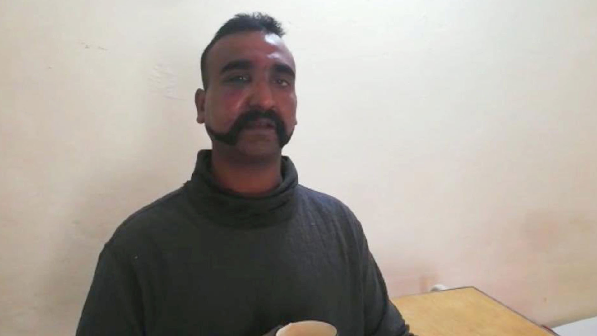 El piloto indio capturado por Pakistán y luego liberado. (@OfficialDGISPR)