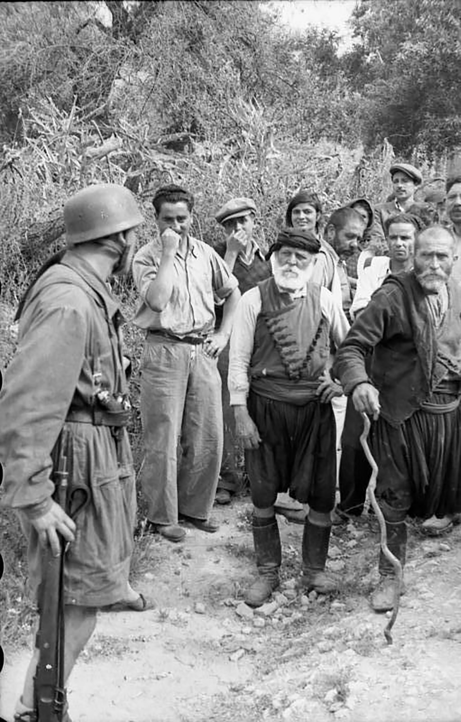 Civiles griegos cretenses se enfrentan a paracaidistas alemanes de Fallschirmjäger antes de que comenzara la masacre en Kondomari, Creta, en septiembre de 1941.