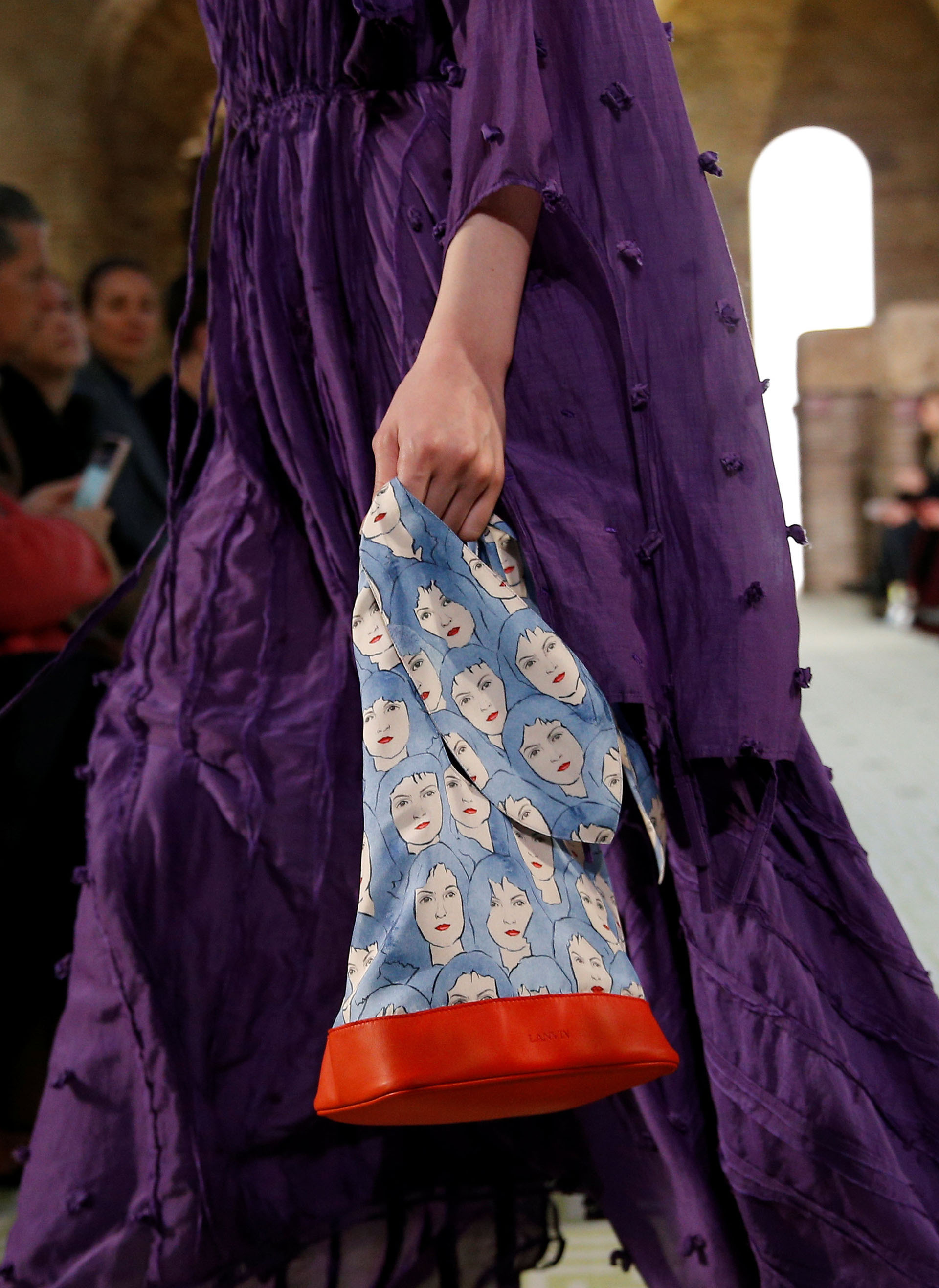 Para el OI 2019/2020, los accesorios de Lanvin, carteras, bolsos y mini bags, contaron con diseños con rostros de mujeres