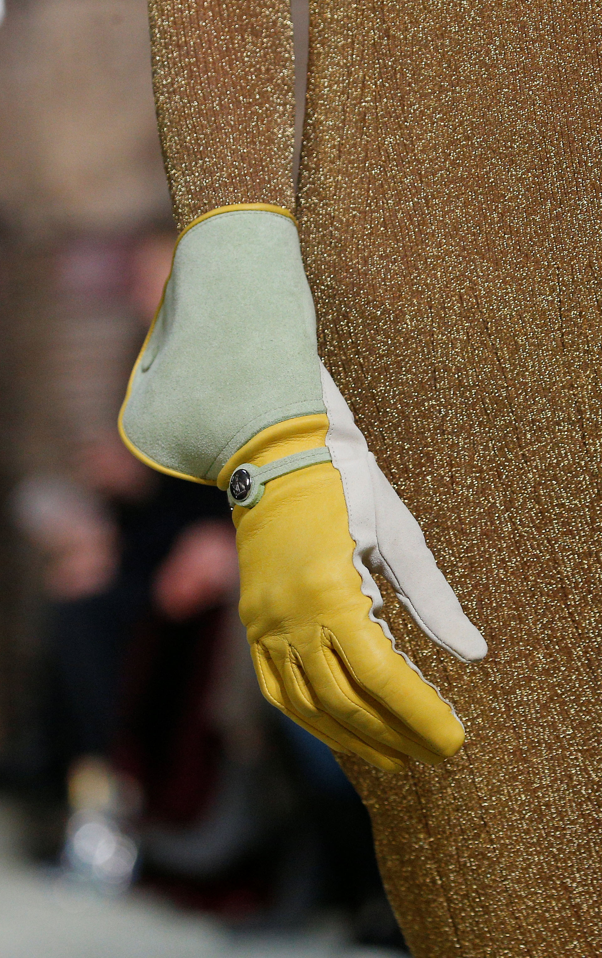 Vestidos de lúrex al cuerpo. Detalles únicos como los guantes de cuero tricolor con mix de géneros: gamuza y cuero