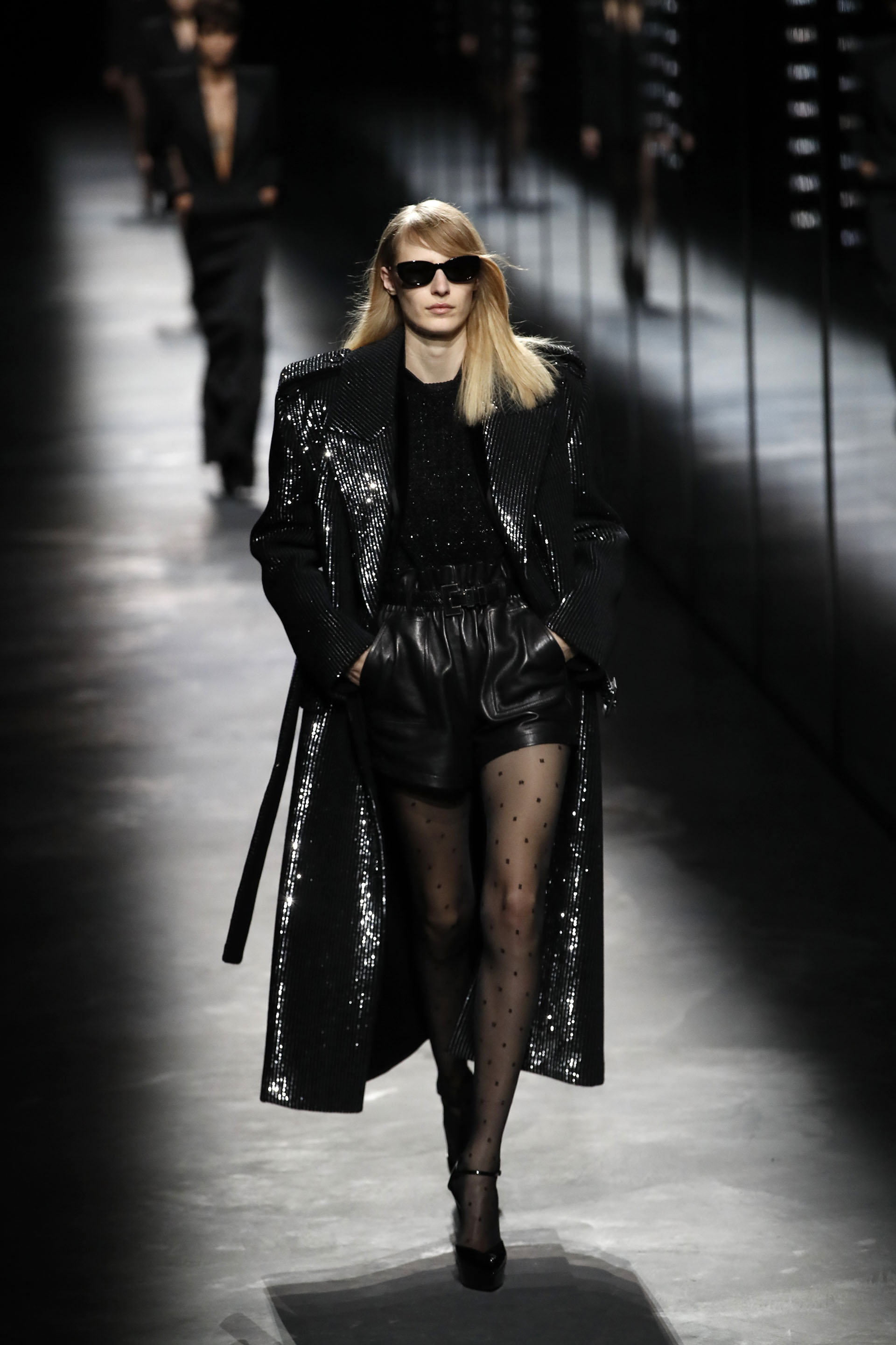 Maxi tapados de paillettes como hit de la colección de Saint Laurent para completar el look de femme fatale con el short de cuero y tiro alto
