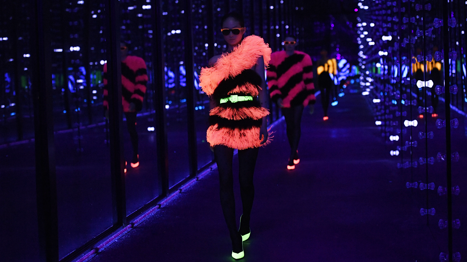 Se apagaron las luces y la pasarela espejada prendió los tubos LED. Las modelos desfilaron los diseños en neón. La mayoría con flecos, plumas y estampados rayados