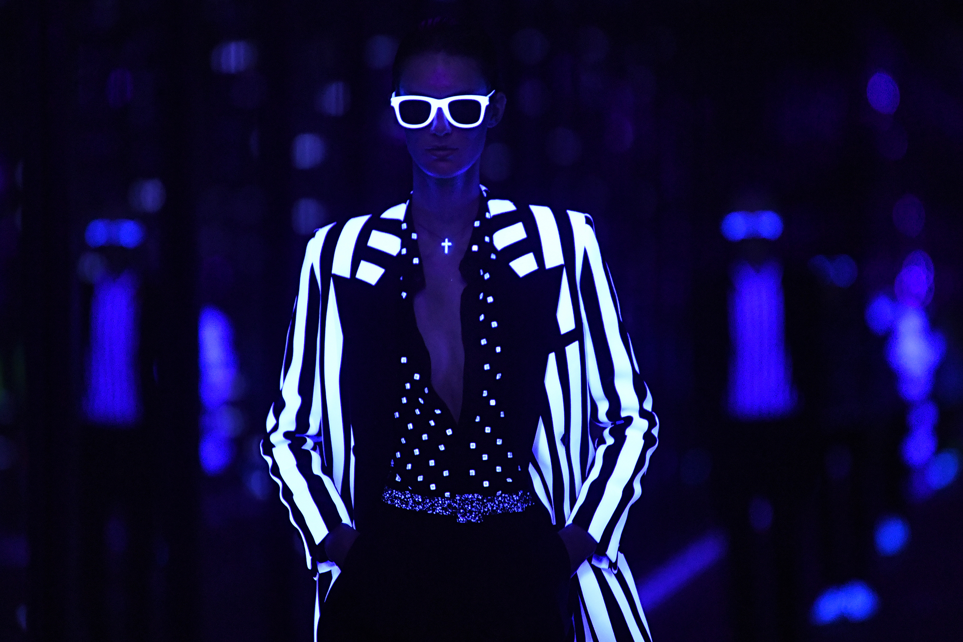 El efecto neón también llegó al esmoquin. Un saco rayado en blanco y negro, con blusa de polka dots, cinturón de glitter y pantalón negro