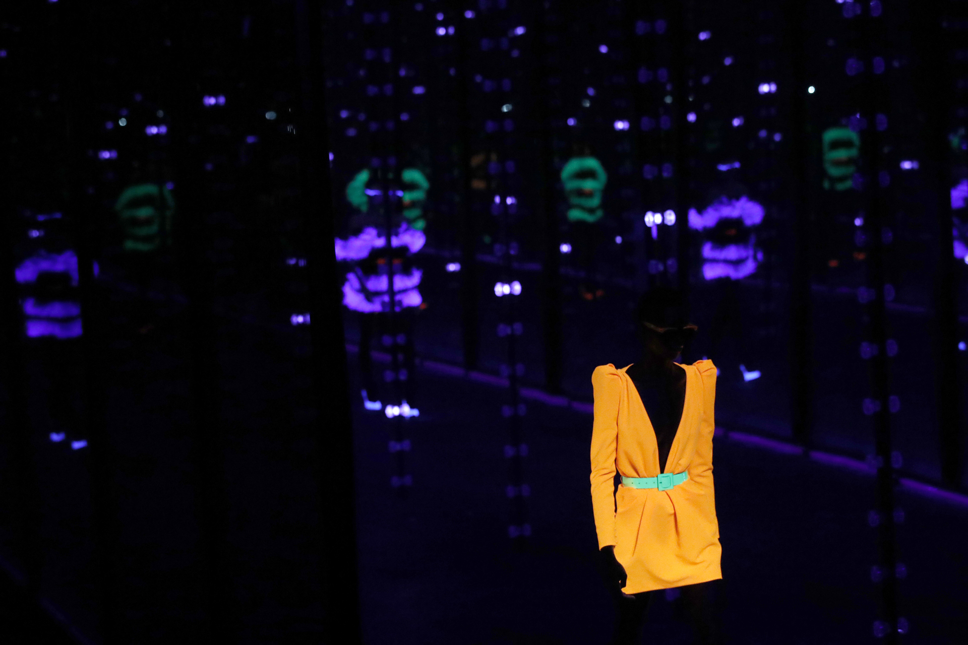 Vestidos sastreros, la última moda neón de Saint Laurent para el otoño-invierno 2019/2020