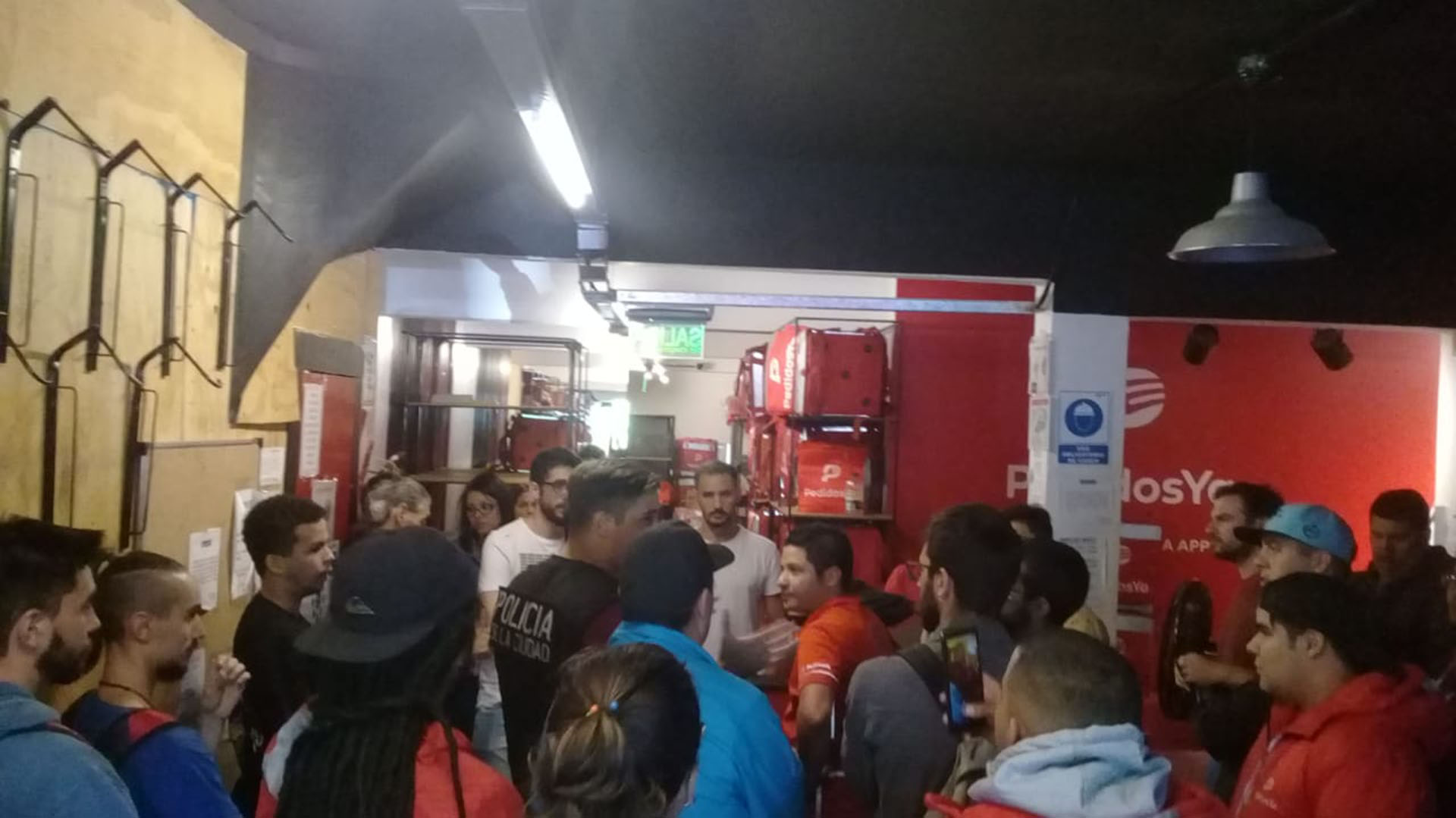 Los empleados no pudieron entrar al hub de logística de Palermo (Foto: AppSindical)