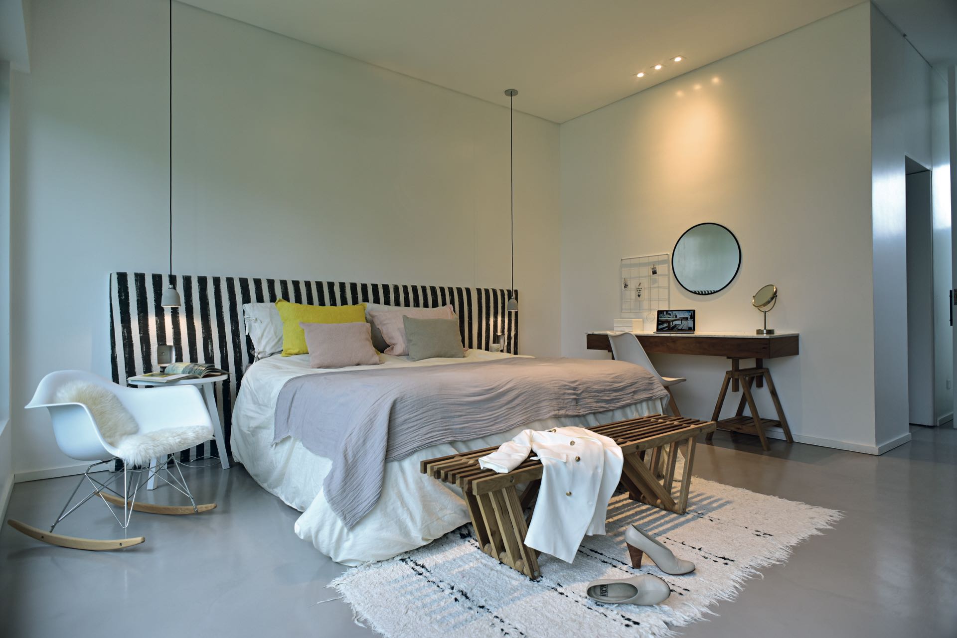 El respaldo de la cama es un panel de madera acolchado, tapizado en tusor.