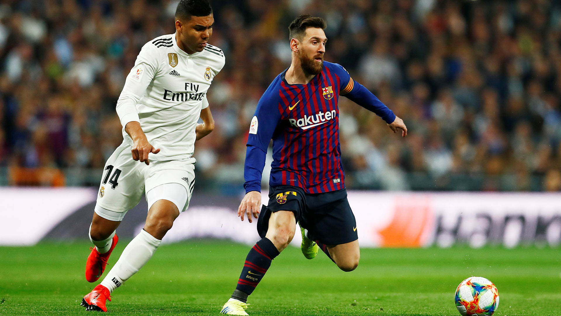 Casemiro, pisándole los botines. Una postal del clásico (Foto: REUTERS/Juan Medina)