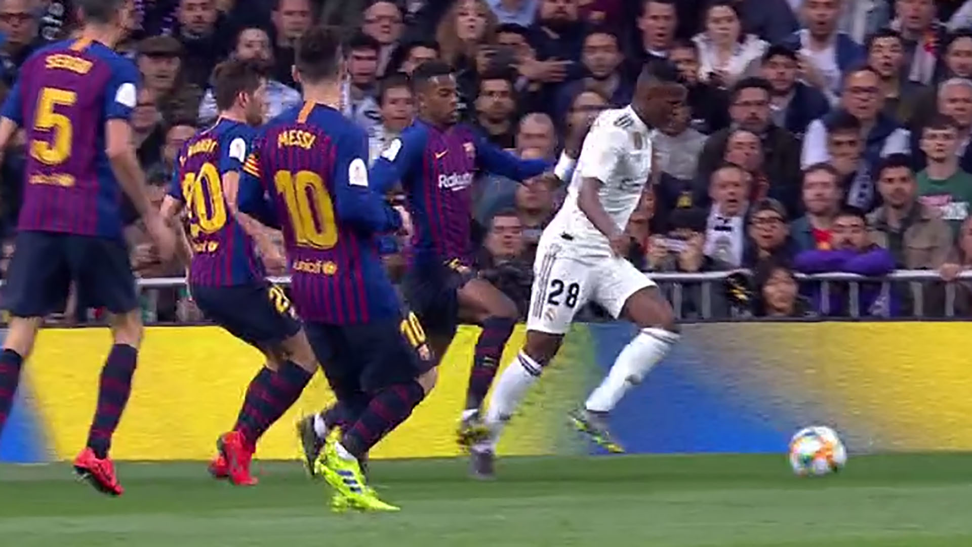 Otro ángulo que muestra claramente la falta del lateral del Barcelona sobre el delantero del Real Madrid