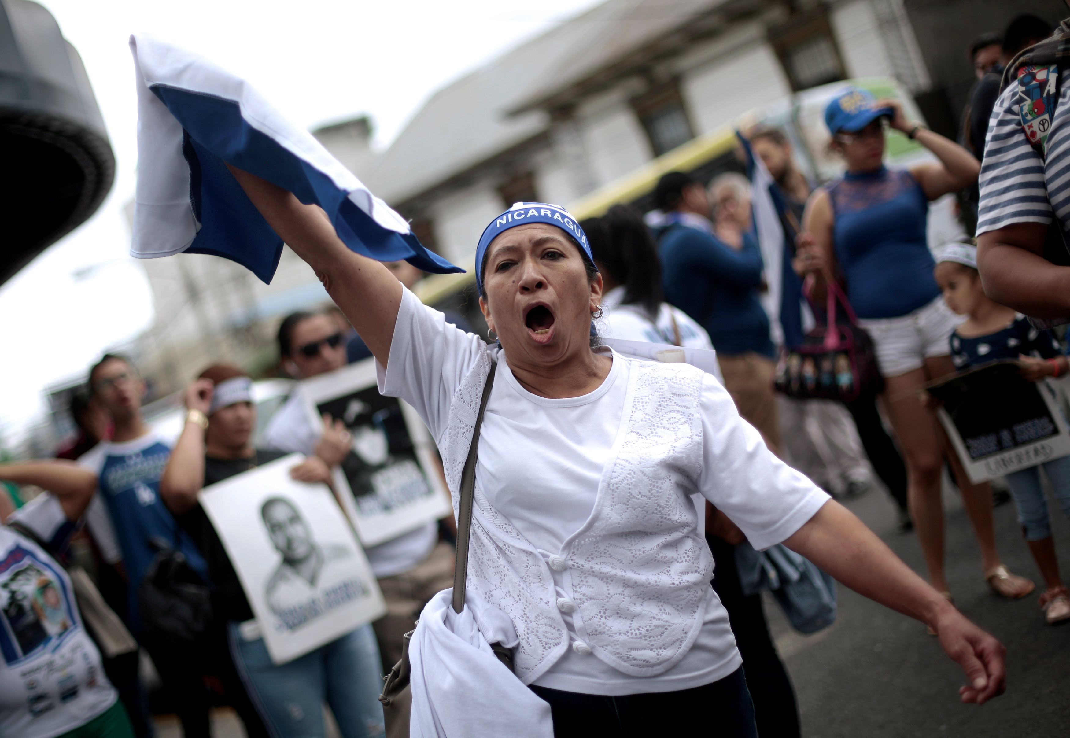 Una mujer protesta contra el régimen de los Ortega. (REUTERS/Juan Carlos Ulate)