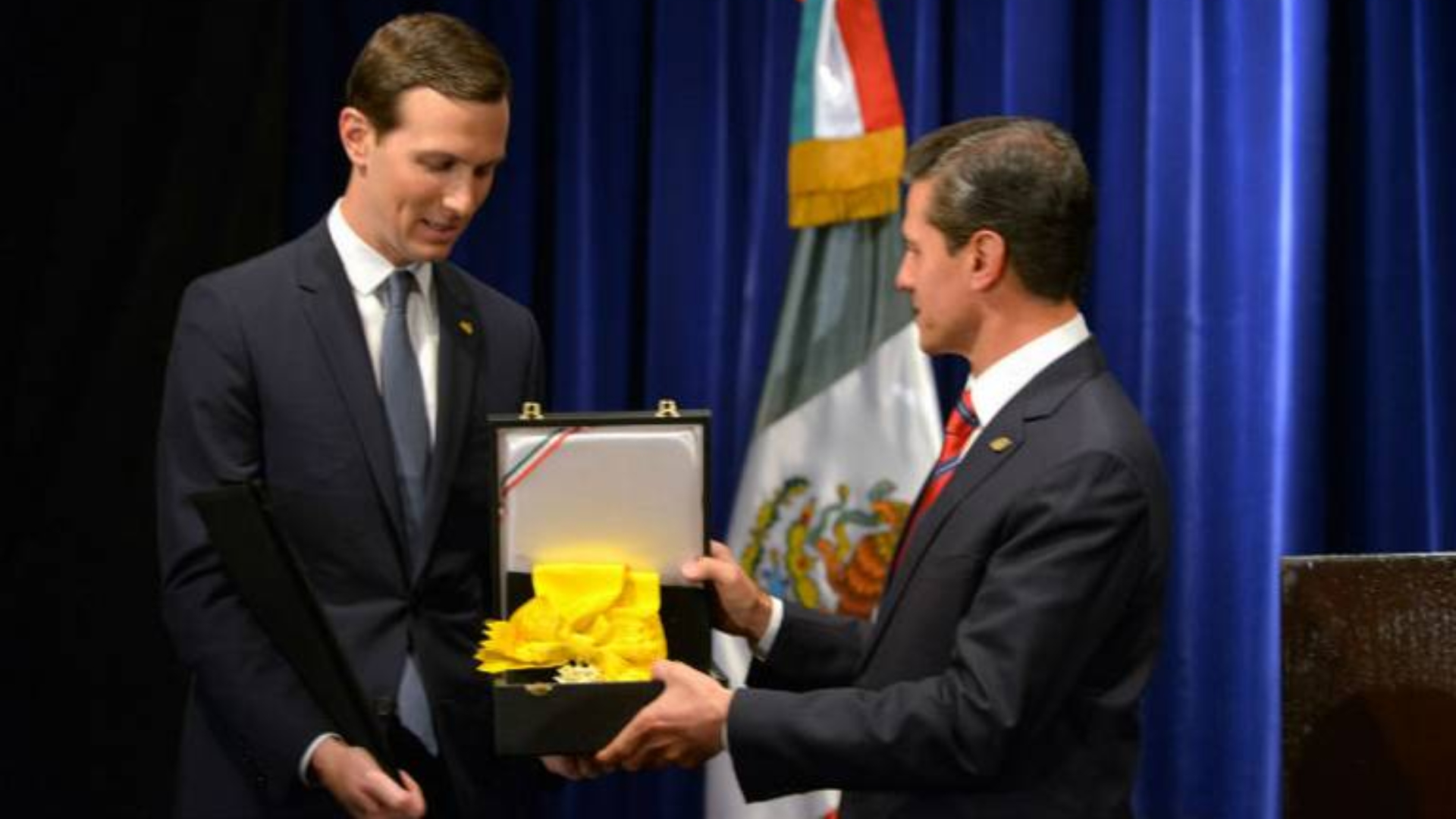 Kushner recibiendo la condecoración (Foto: Cuartoscuro)