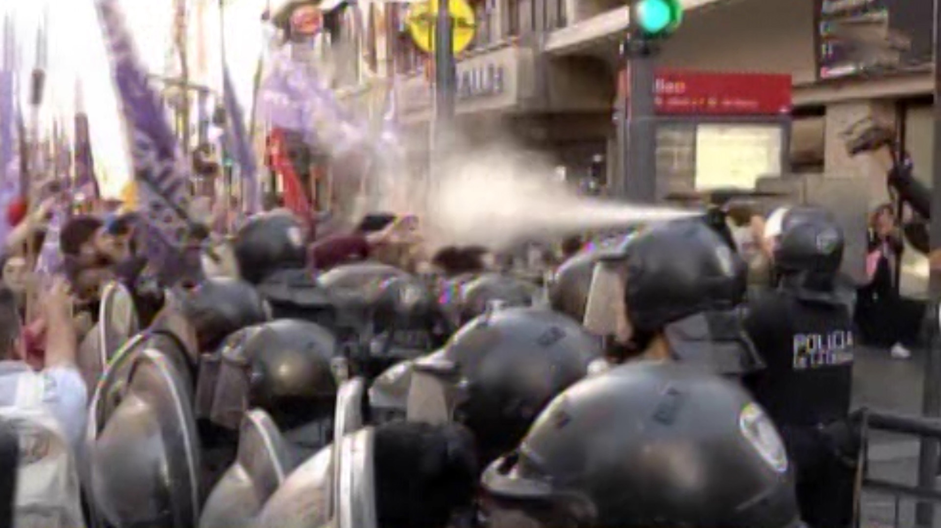 La policía desaloja a los manifestantes que cortan el tránsito sobre Corrientes (Captura de TV)