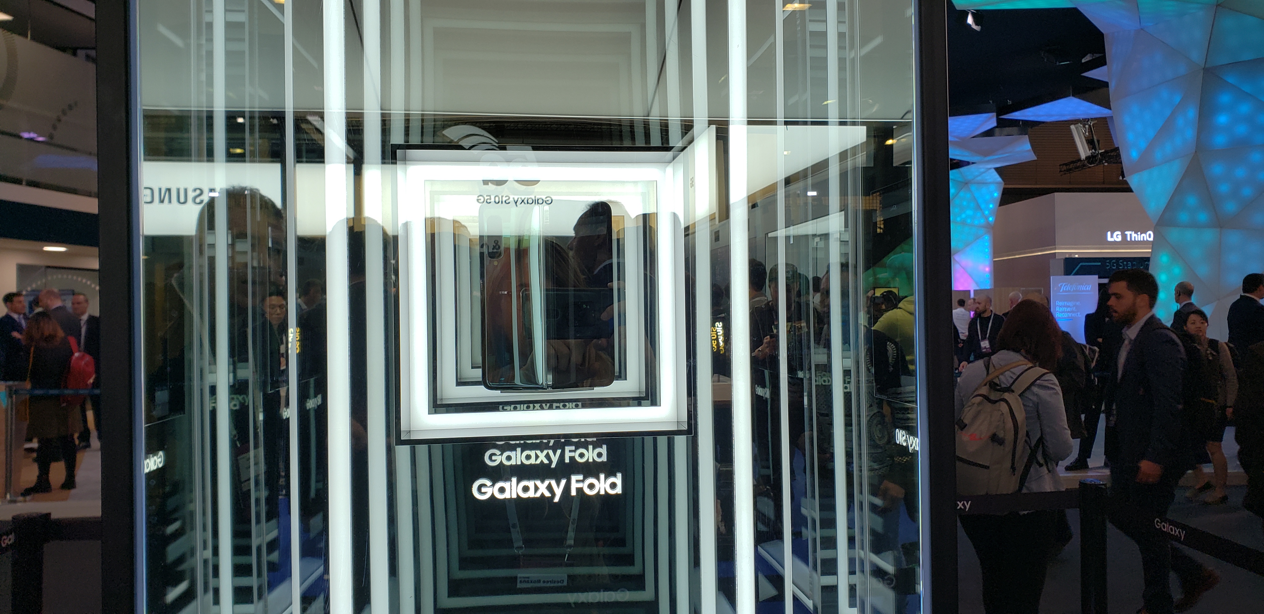 El Samsung Galaxy Fold, detrás de una vitrina, en el Congreso Mundial de Móviles de 2019.