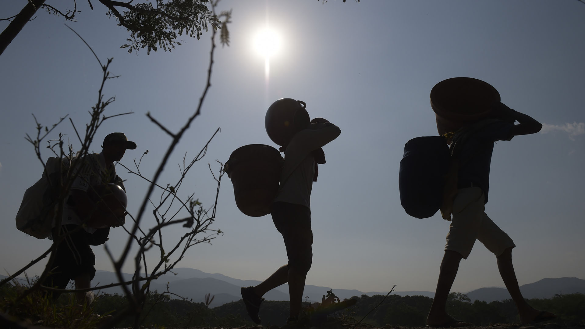 Un grupo de personas cruza desde Venezuela a través de senderos ilegales, cerca del Puente Internacional Simón Bolívar en Villa del Rosario, Norte de Santander, Colombia, el 13 de febrero de 2019. (Foto de Raul ARBOLEDA / AFP)