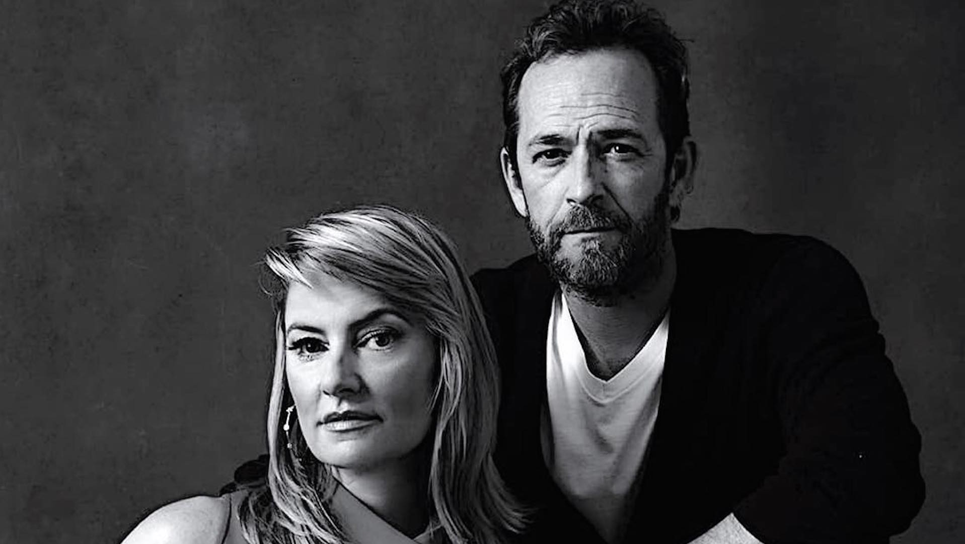 Luke Perry junto a Mädchen Amick, su compañera de elenco en “Riverdale”.