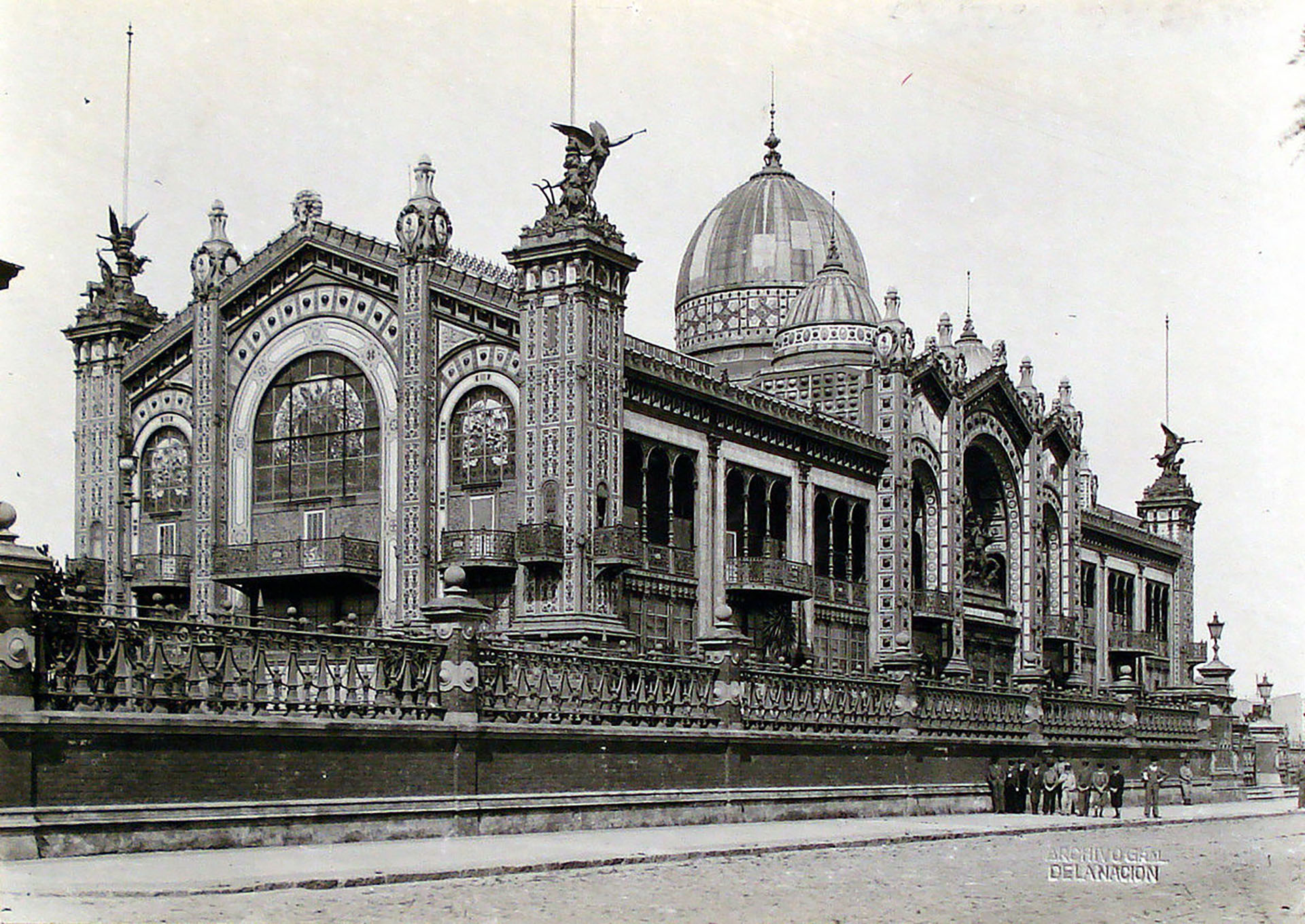 El 25 de mayo de 1889, la delegación argentina abrió las puertas de su Pabellón, uno de los más destacados de la muestra parisina