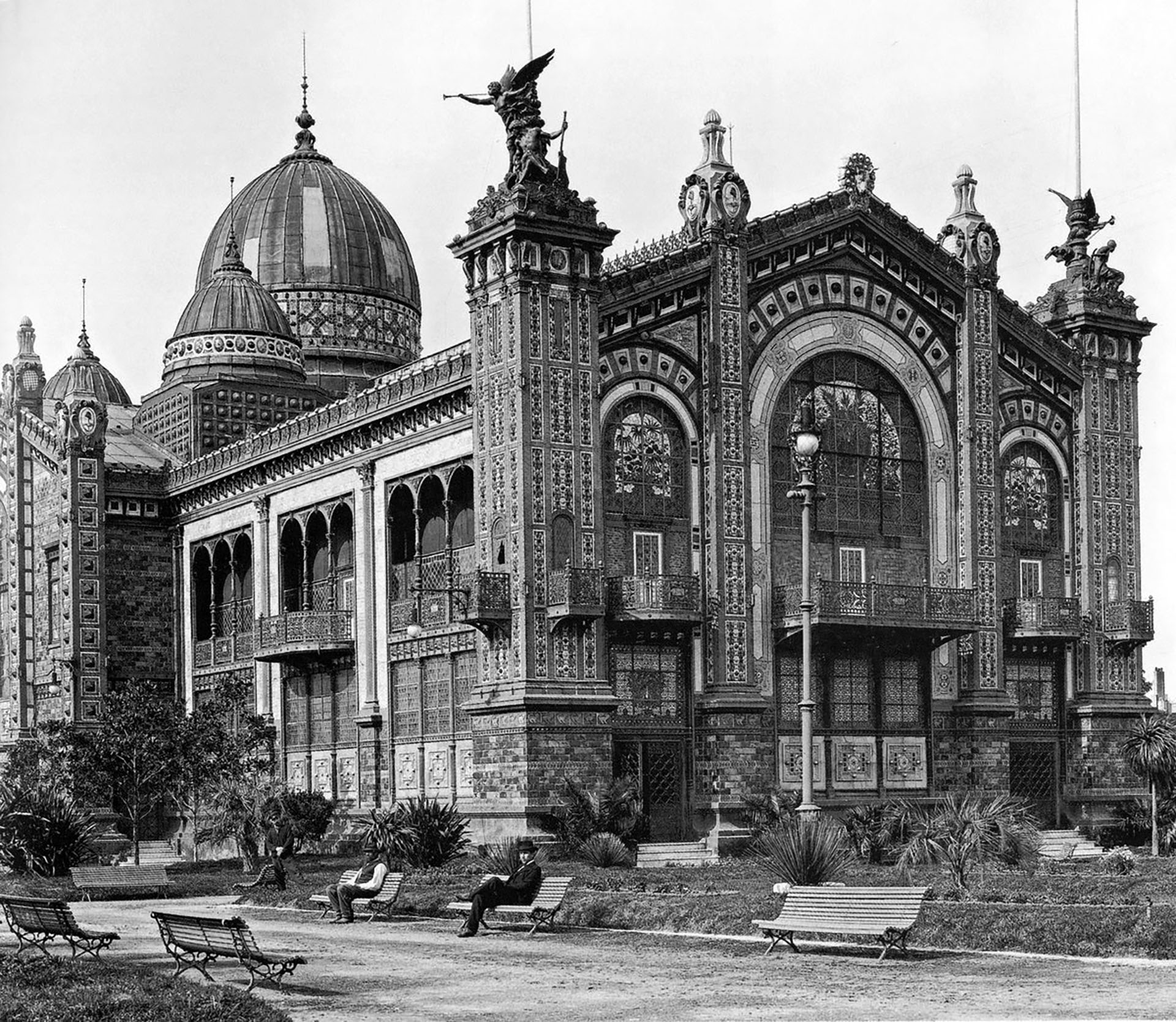 Su ingreso estaba en Arenales 615, entre Maipú y Florida. Vivió 44 años: nació como palacio desmontable en 1889 y se transformó en hierro retorcido en 1933