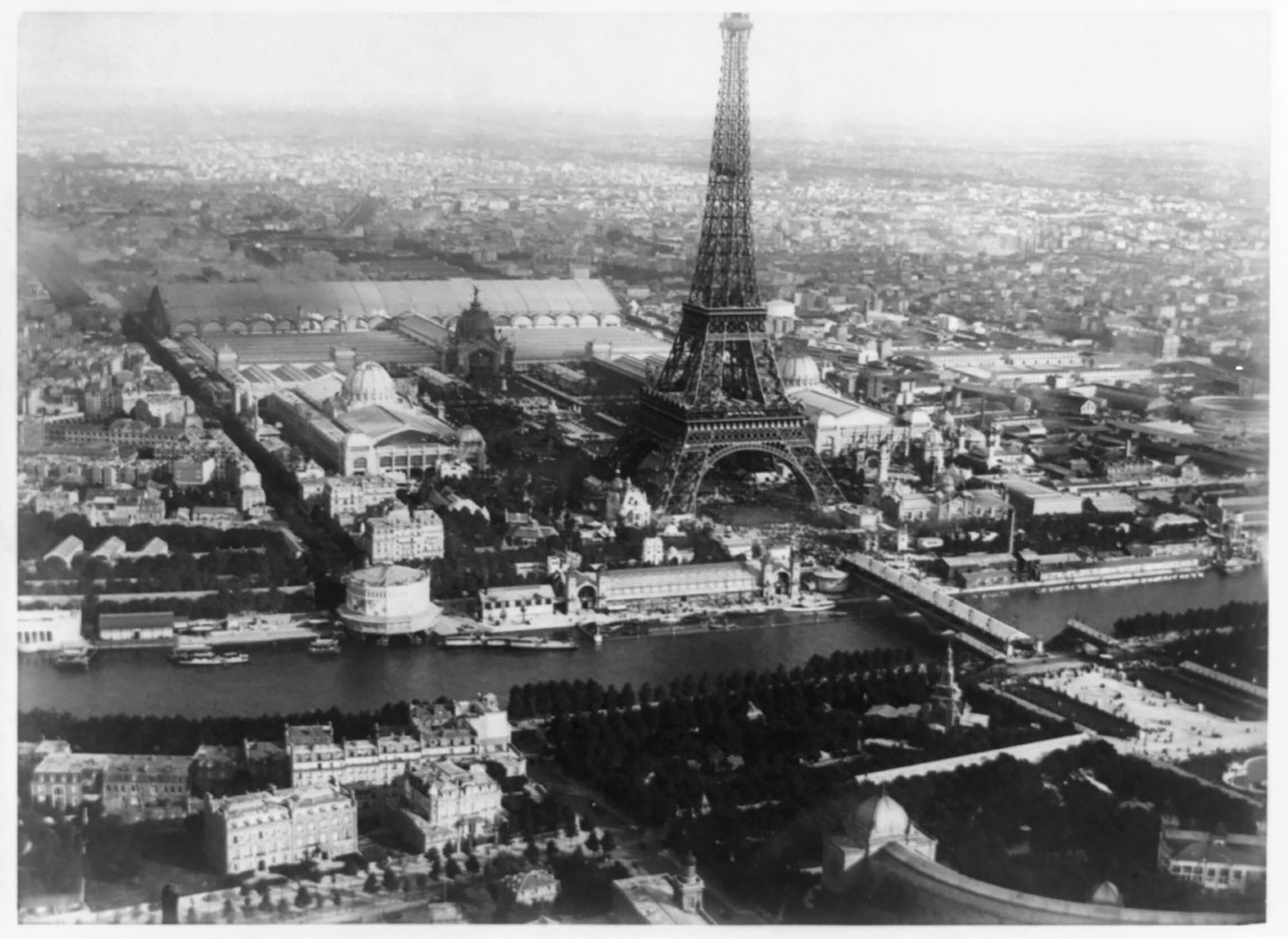 La primera vez de la Torre Eiffel y la primera vez del Pabellón Argentino, que no pudo soportar el avance de la urbanización en la ciudad de Buenos Aires