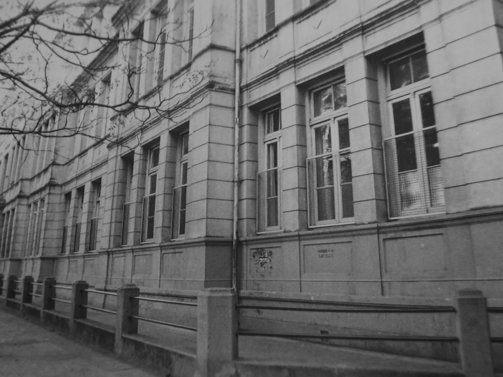 La fachada del ex colegio ubicado en el corazón del barrio de Belgrano. Ahora allí se erige una torre con locales comerciales en la base