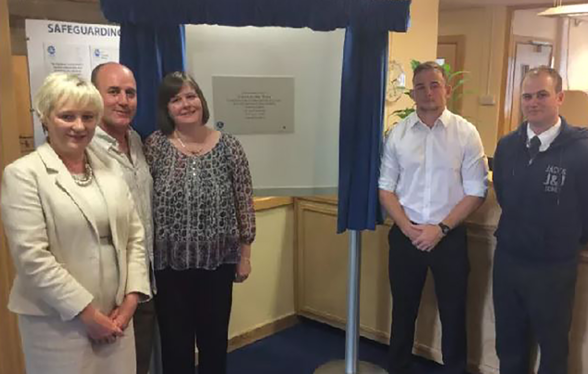 Susan Fleming (centro) en el homenaje que le hicieron a su hermano en la Lodge Park Academy, en la ciudad de Corby, donde estudió