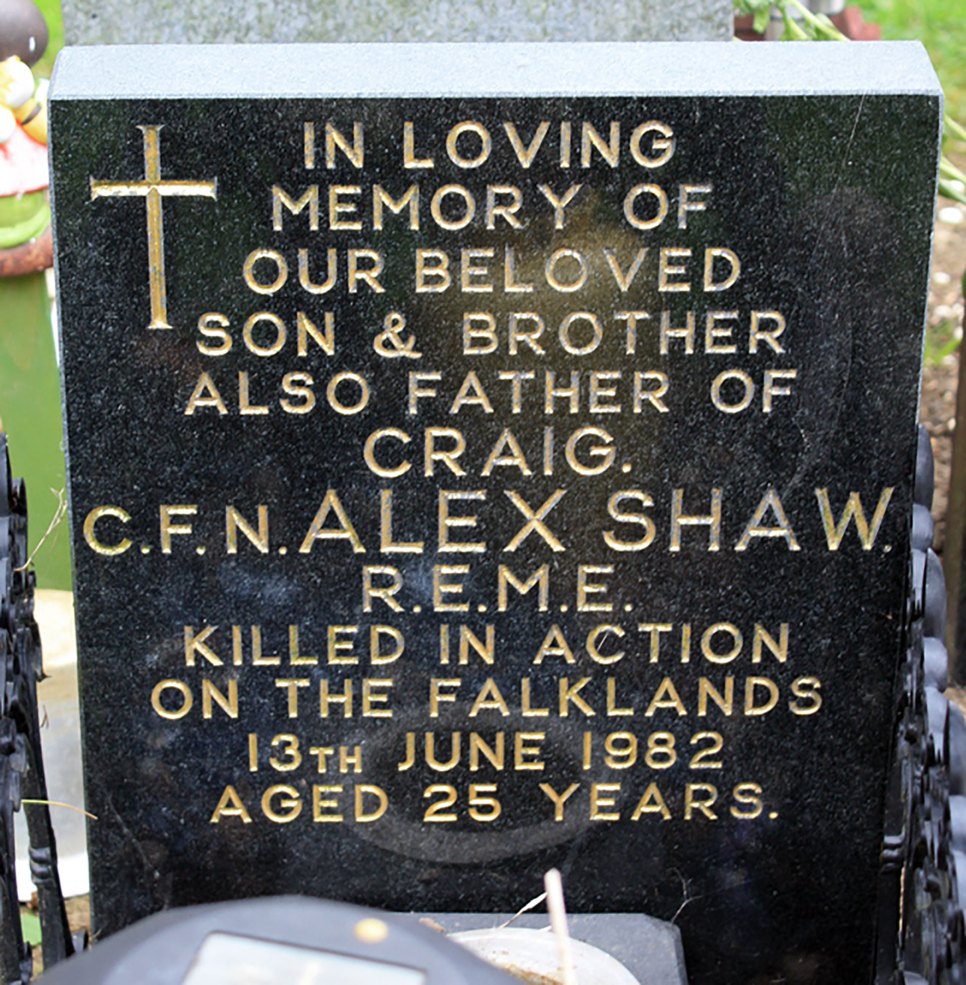 La tumba de Alex Shaw en el cementerio de Corby
