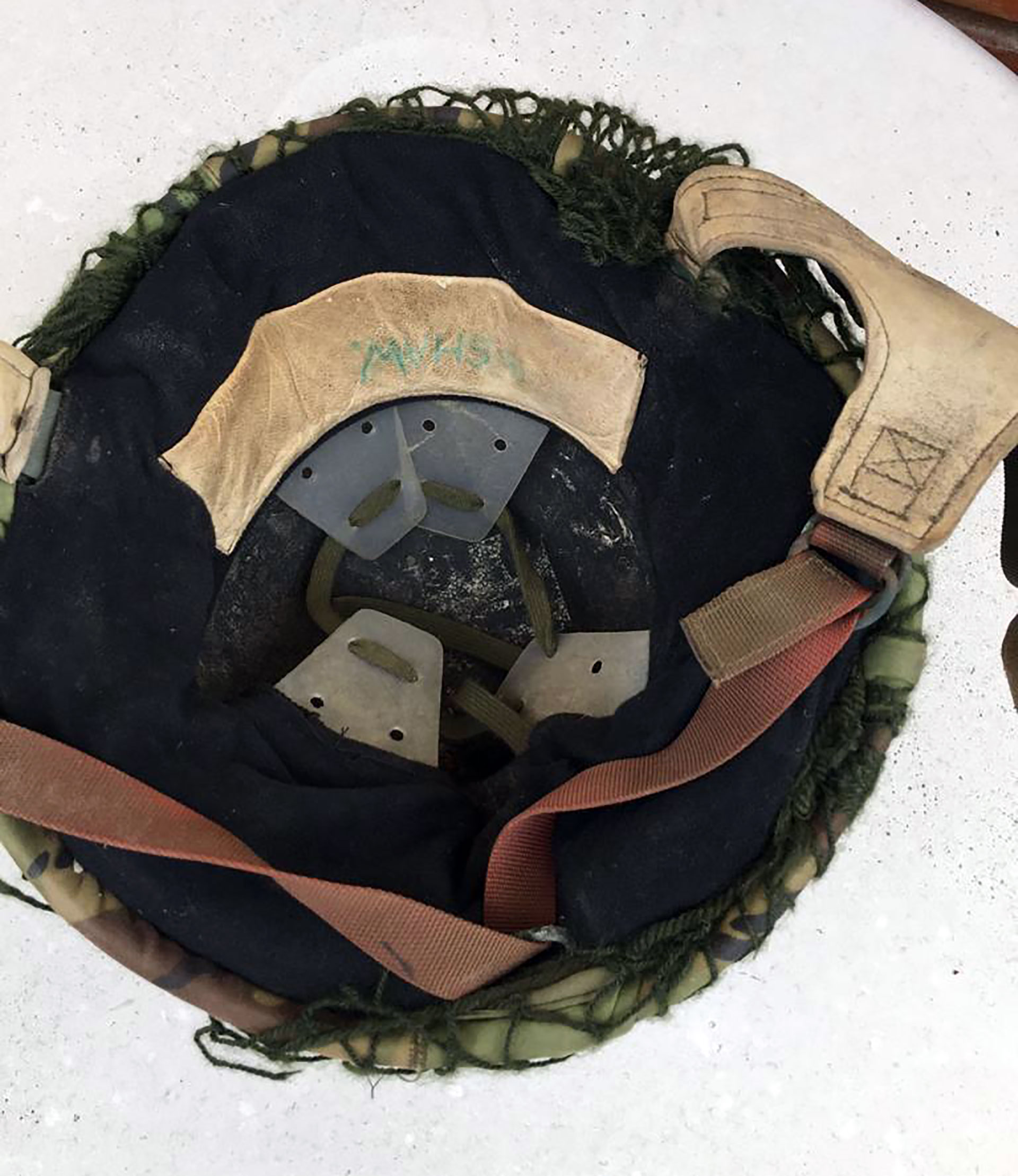 El joven soldado inglés había escrito su nombre en e interior del casco