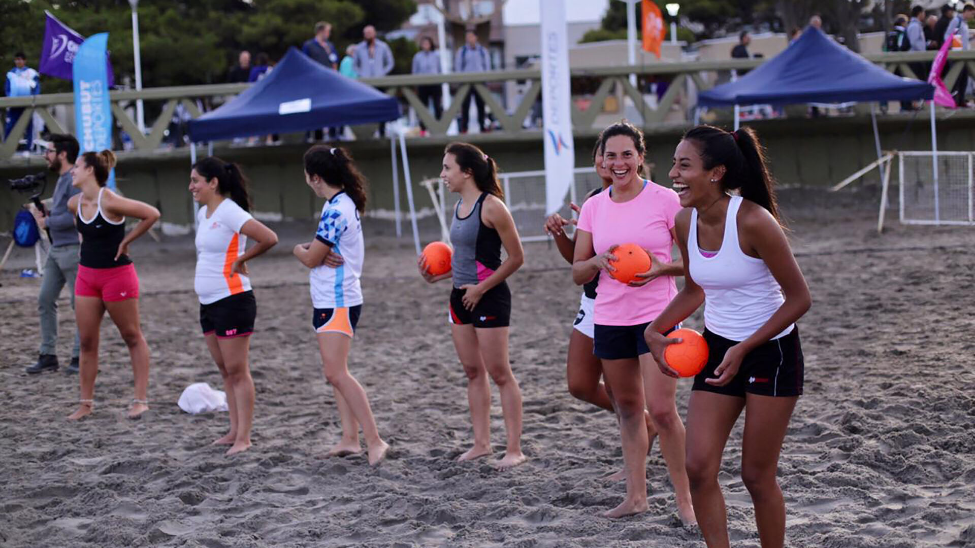 Algunas de las atletas de beach handball ajustando detalles de cara a la competición