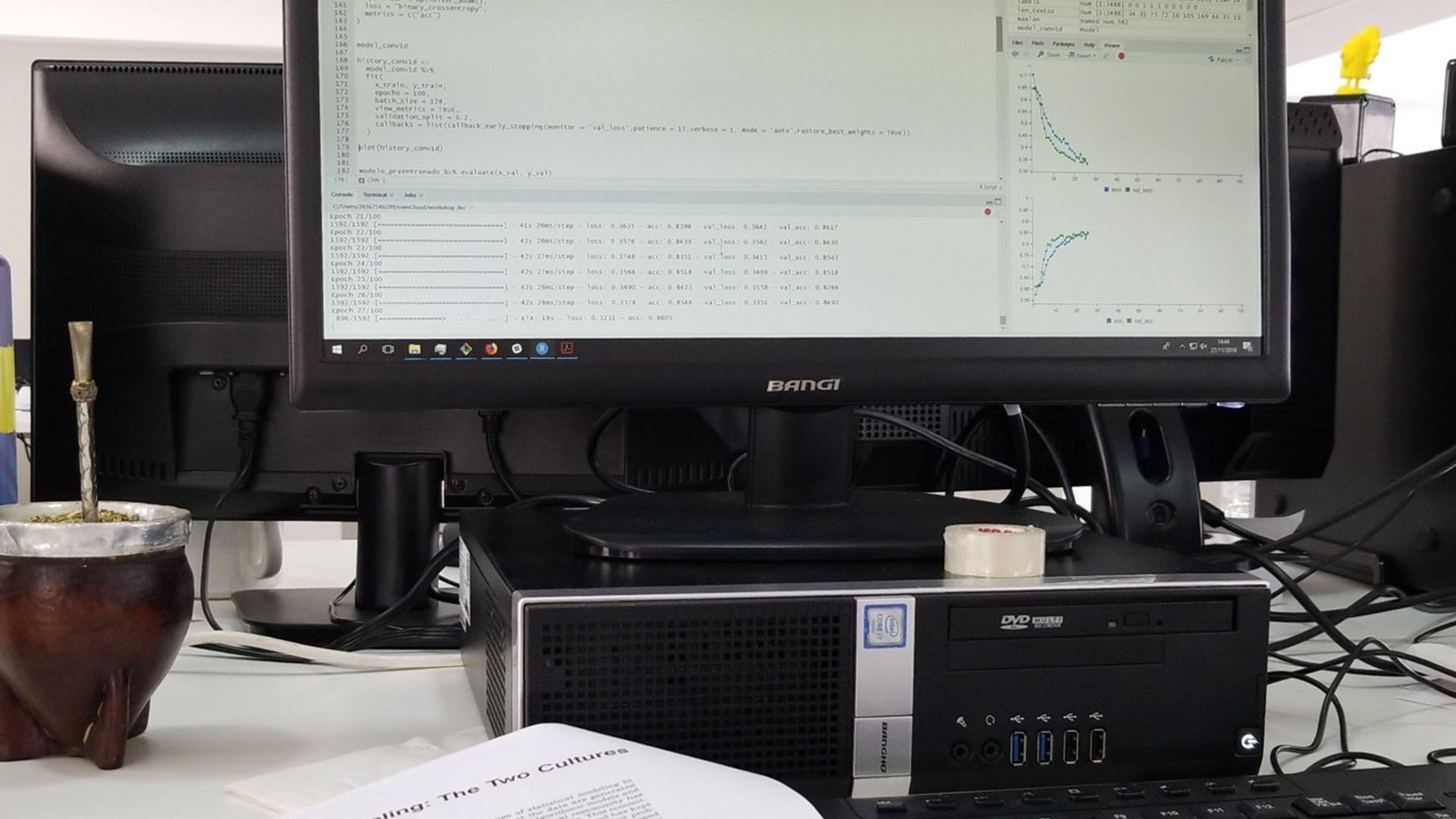 Gráficos, fórmulas y datos en la computadora de Diego Kozlowski.
