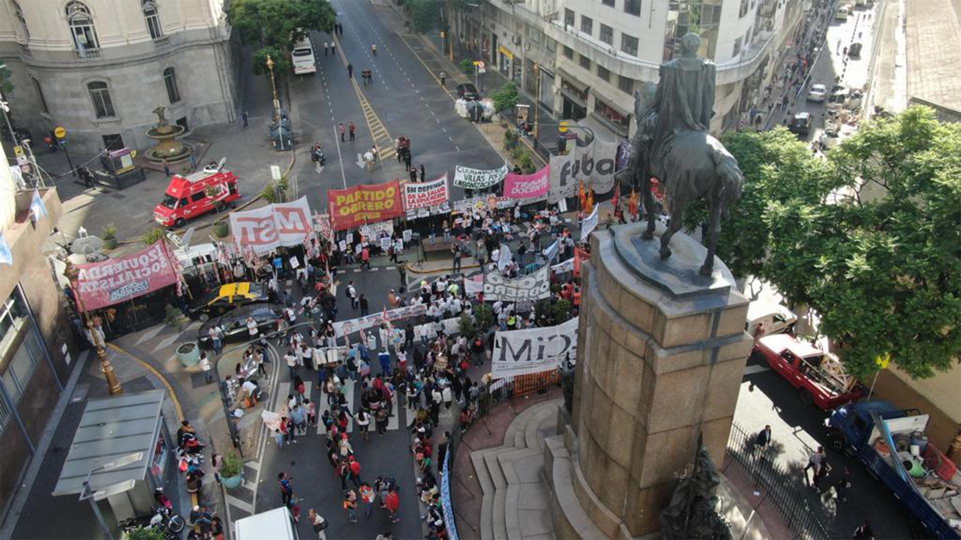 Manifestantes opositores y de izquierda se congregaban en las zonas aledañas a la Legislatura esta mañana. (Thomas Kazki)