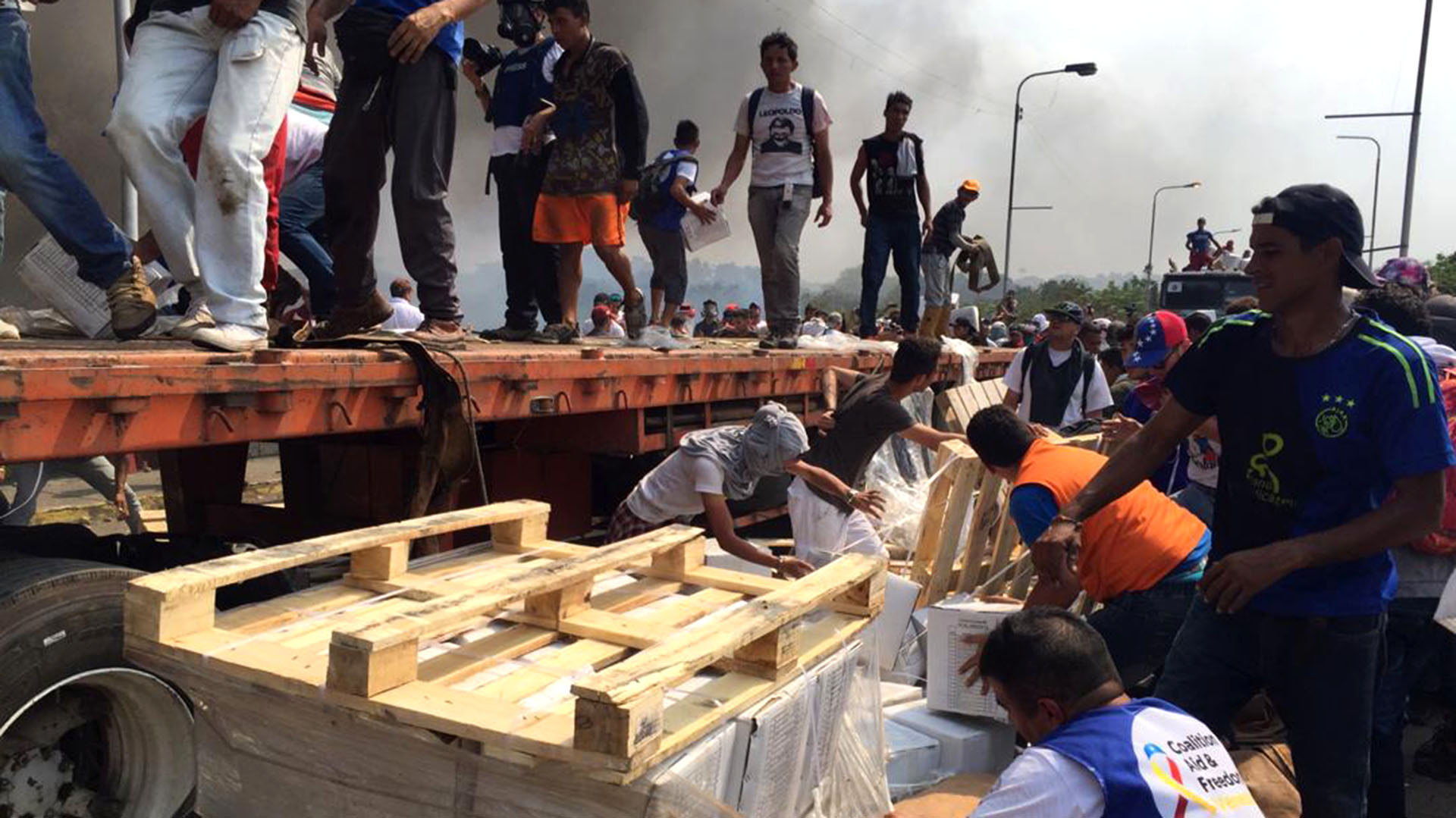 Voluntarios denunciaron que los militares veenzolanos dejaron ingresar los camiones para quemarlos. (Foto NTN24)