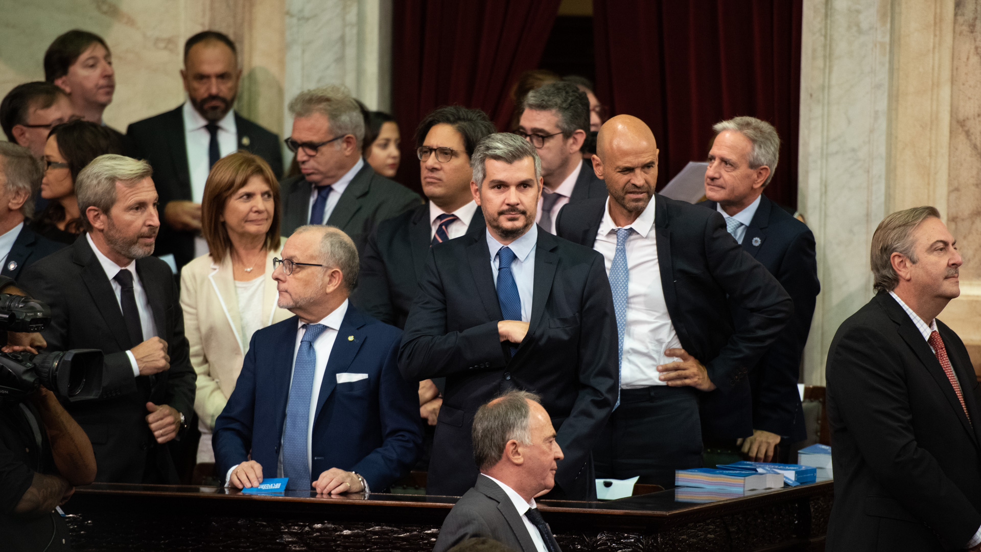El jefe de Gabinete, Marcos Peña, junto al resto de los ministros