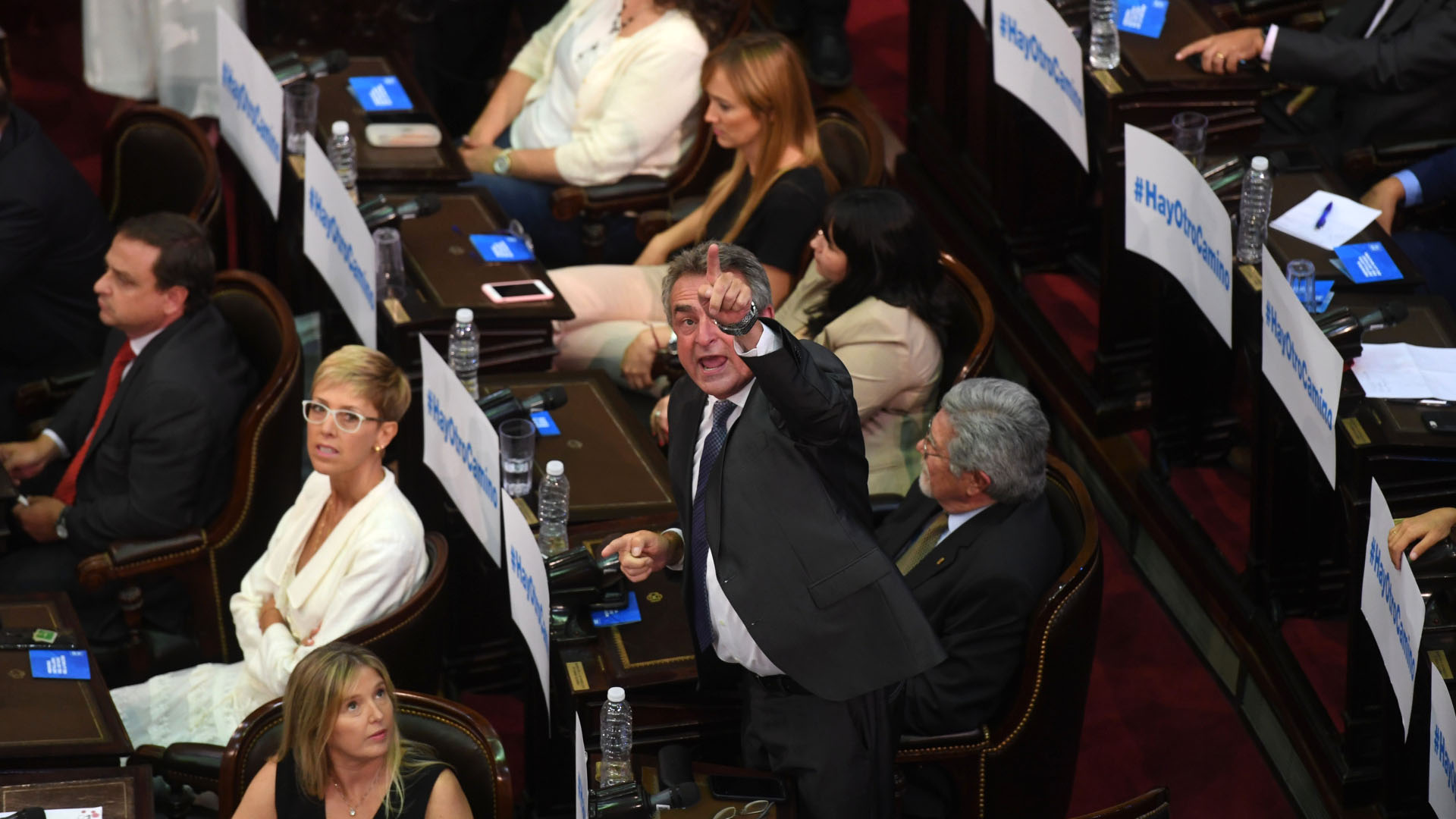 Agustín Rossi señalando a los militantes que cantaron contra el kirchnerismo