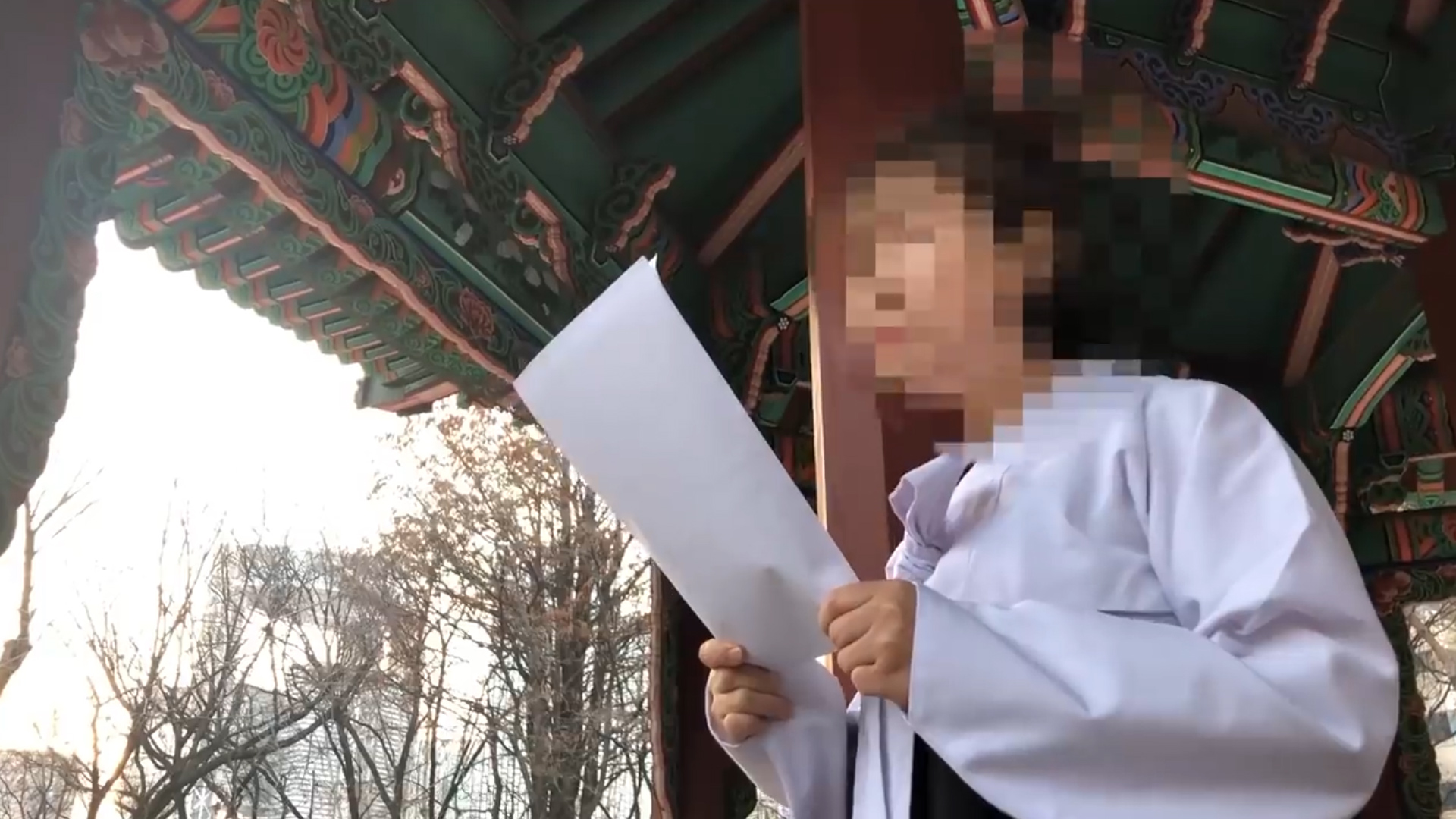 La declaración fue enunciada por una mujer con la cara borrosa.