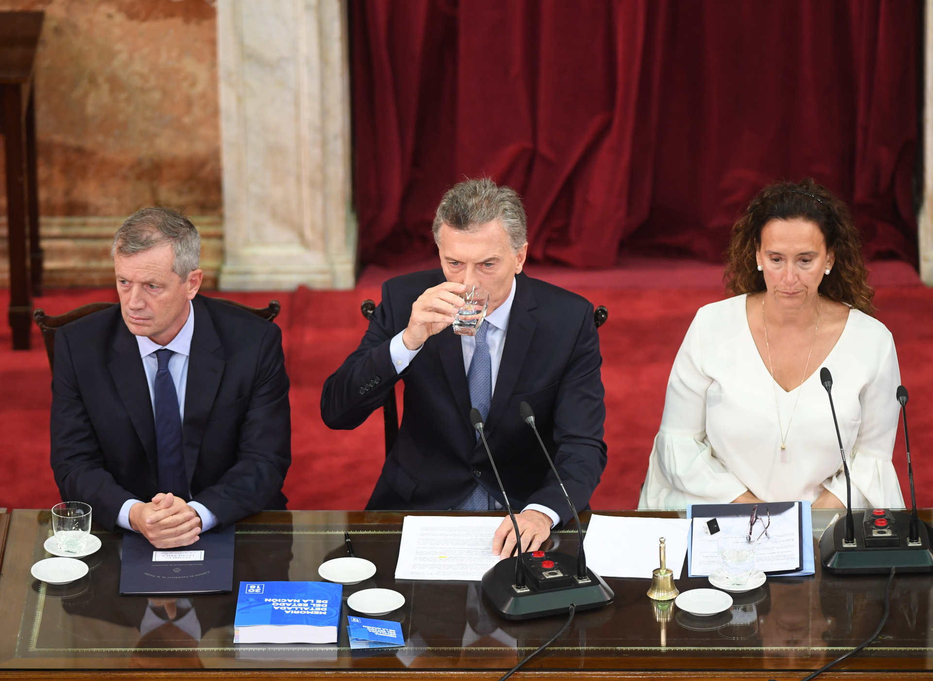 En distintos tramos del discurso tomó agua para separar los bloques del discurso