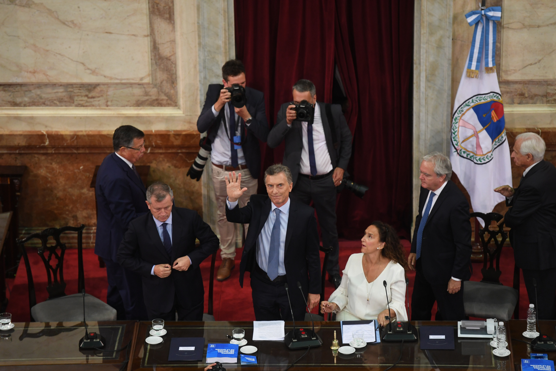Macri saluda antes de retirarse de la sesión