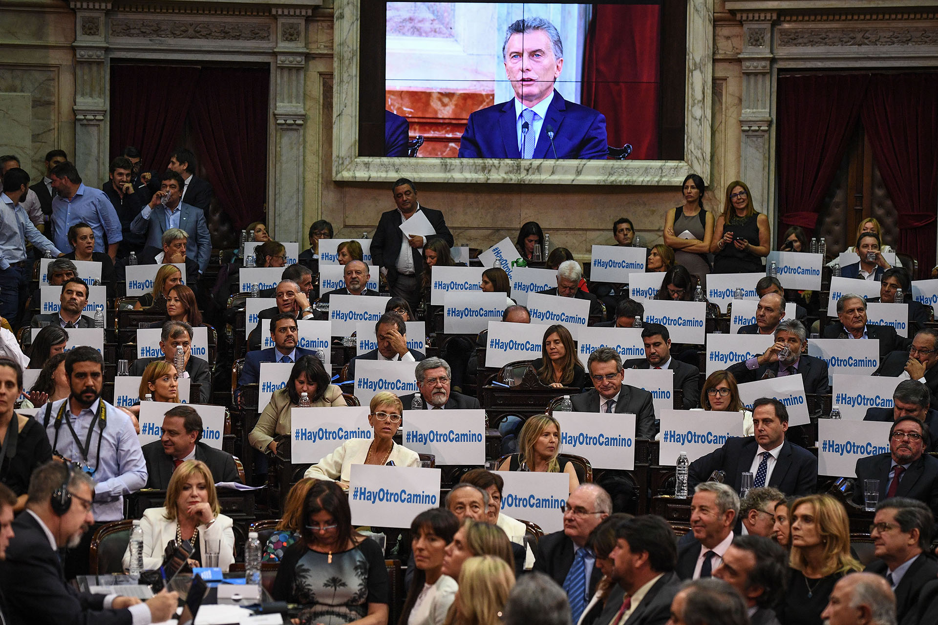 El kirchnerismo lució carteles con la frase #HayOtroCamino