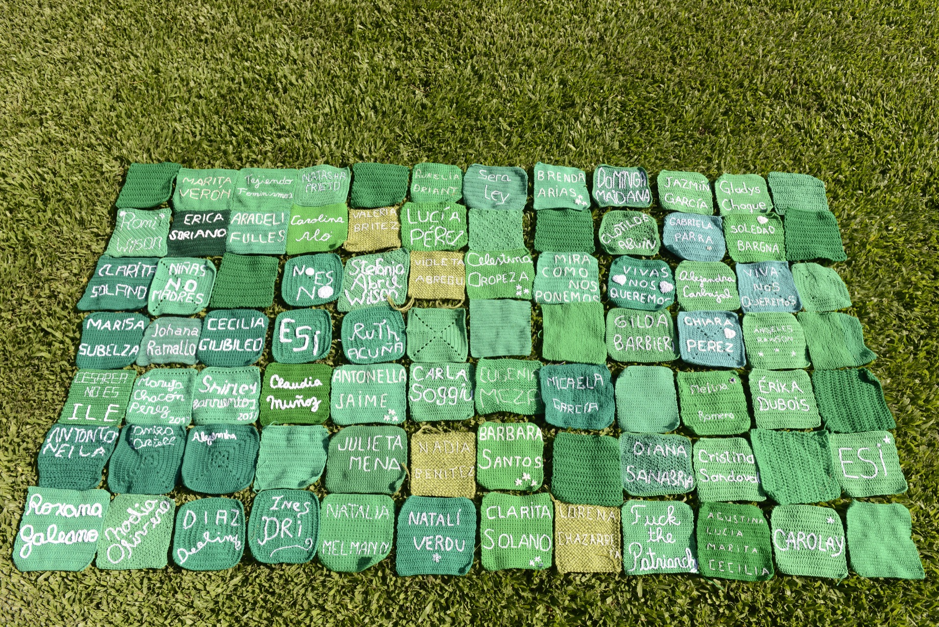 Cuadrados verdes de crochet para hacer la bandera feminista más grande del mundo.