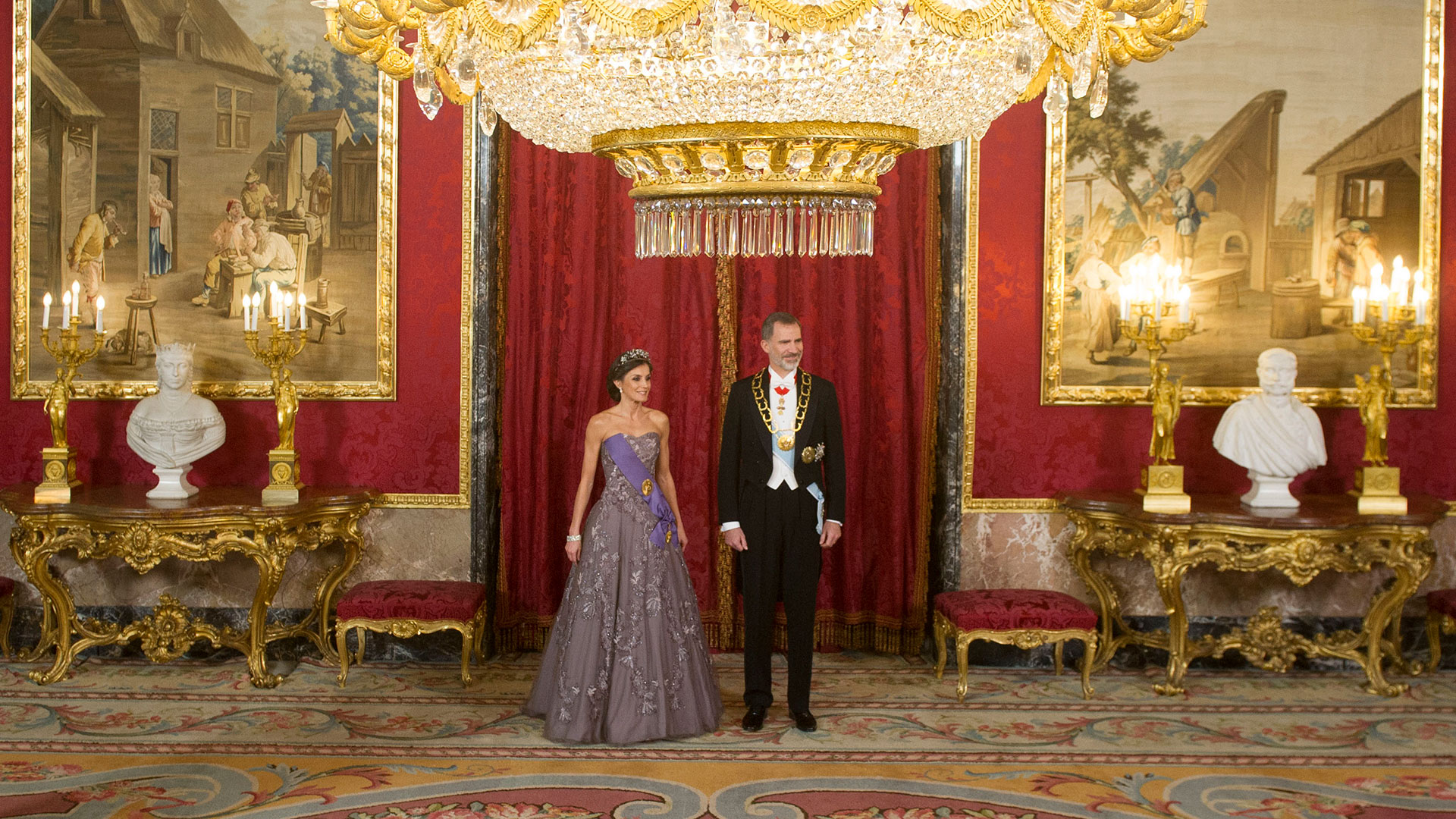 En todas sus apariciones públicas, los monarcas españoles impactan por su elegancia.