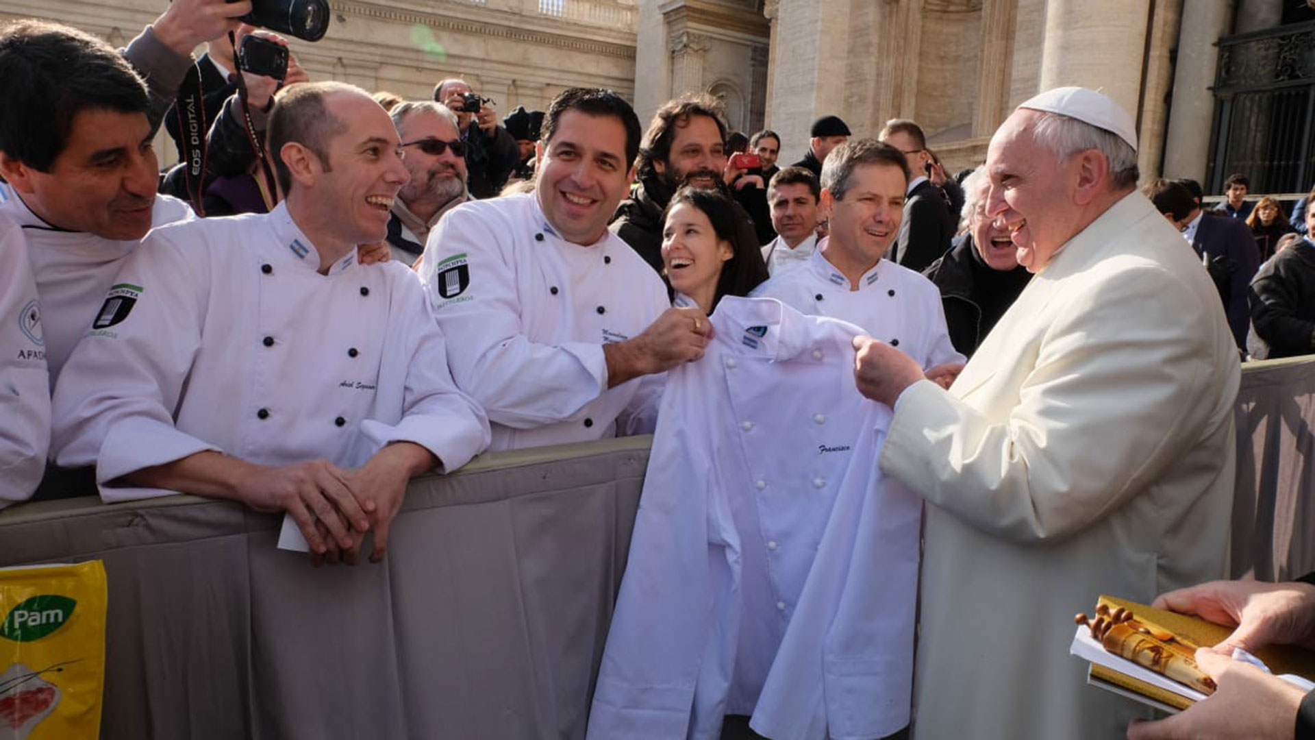 Maximiliano junto al equipo de Argentina de la AFADHYA le hicieron entrega al papa Francisco de la chaqueta de maestro pastelero