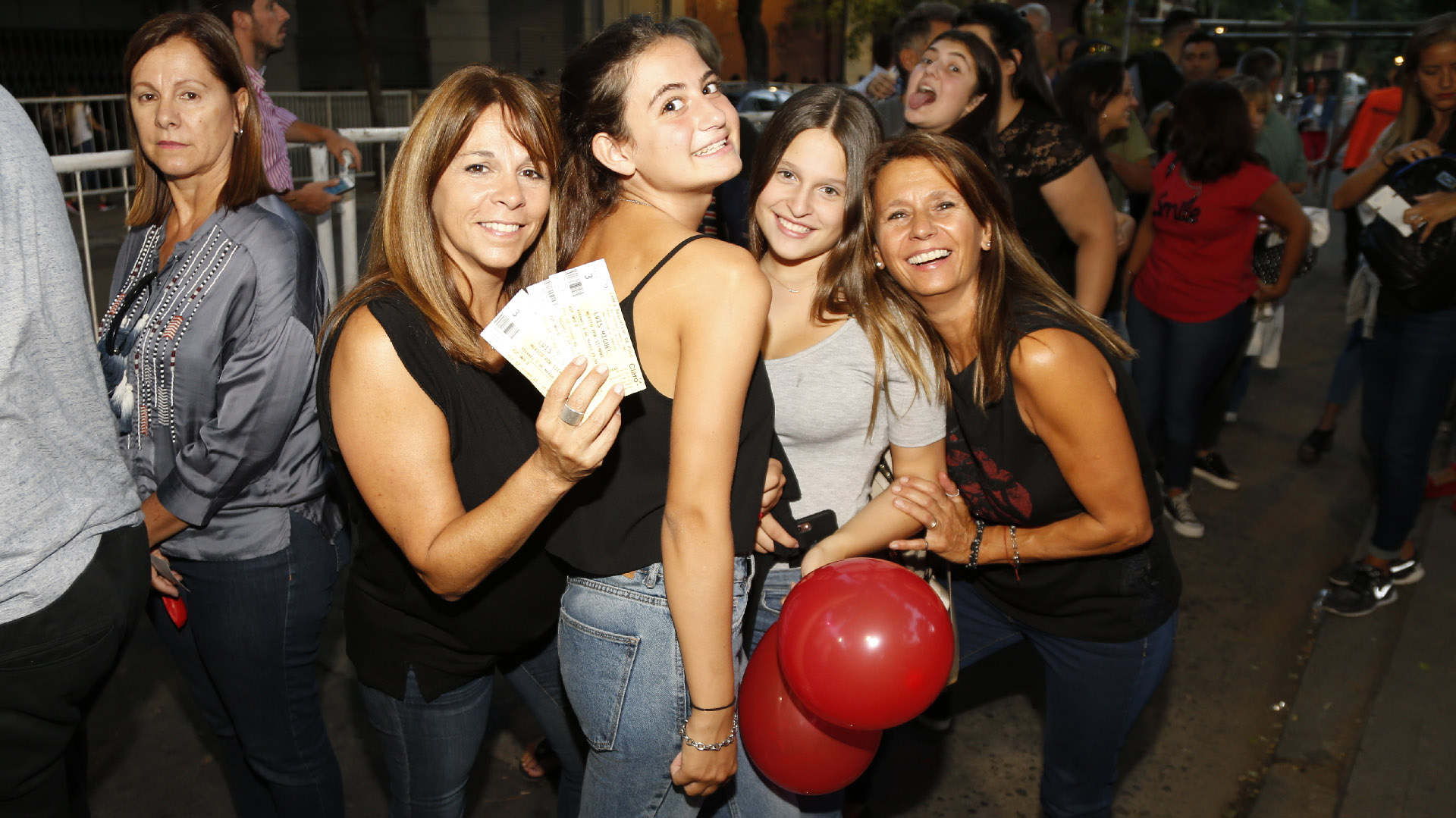 Grandes y chicas, sin distinción de edades, vibraron a la par con las canciones de Luismi