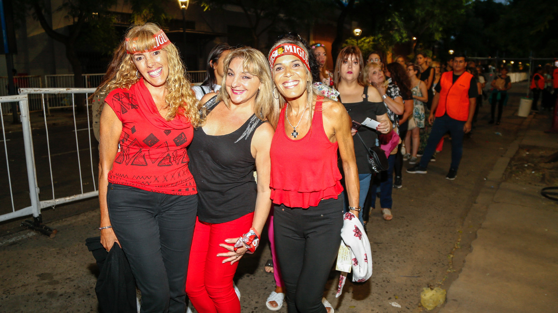 Vinchas y mucho color entre sus fans durante la previa del show