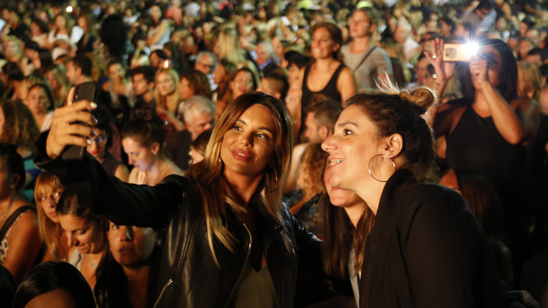 Selfies y fotos fueron moneda corriente entre un público mayoritariamente femenino