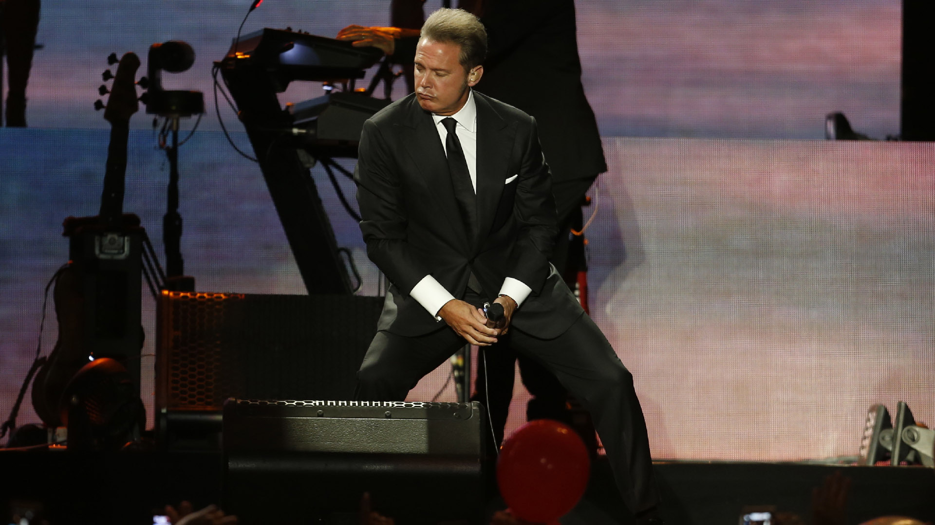 El look elegido fue el habitual de sus shows: traje negro, camisa blanca y corbata. Sobre el escenario desplegó todo su carisma y se mostró muy cerca de su público, como viene haciendo en el último tiempo